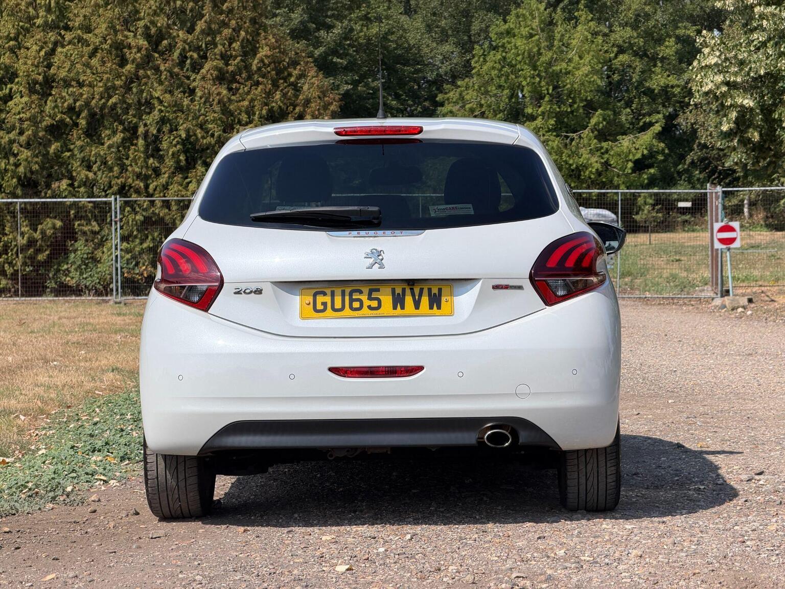 2015 Peugeot 208 image 9