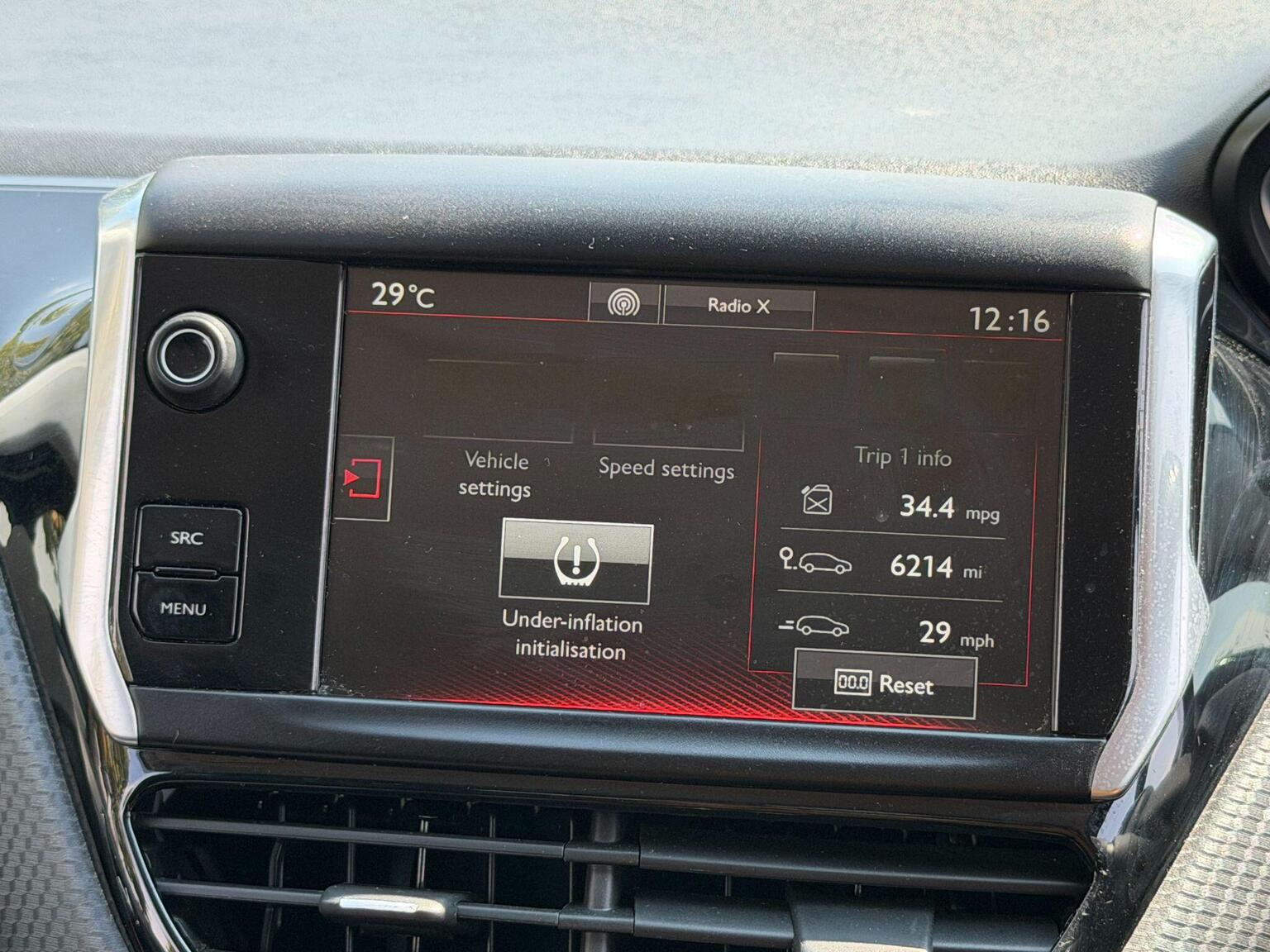 2015 Peugeot 208 image 43