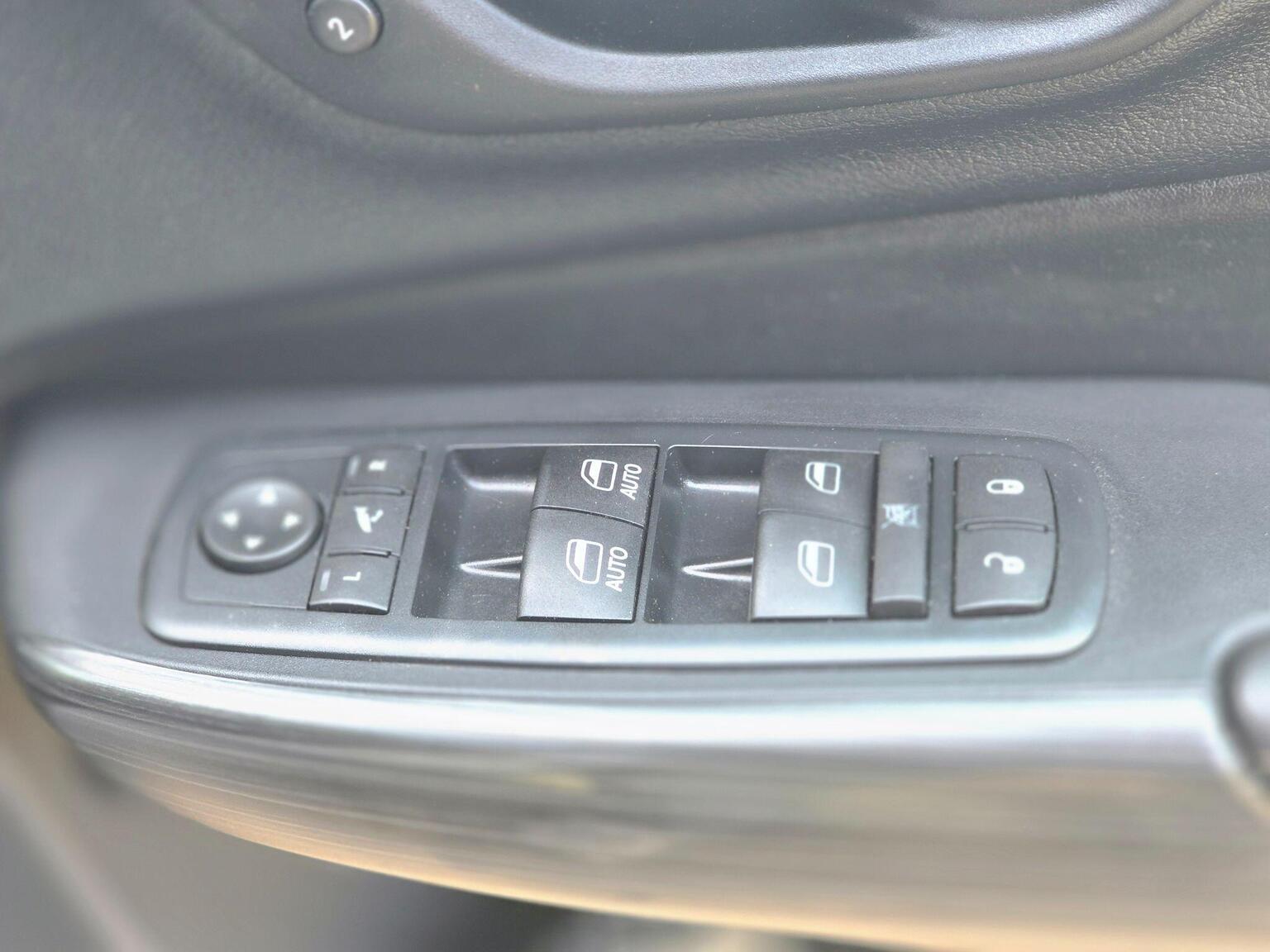 2016 Jeep Cherokee image 34
