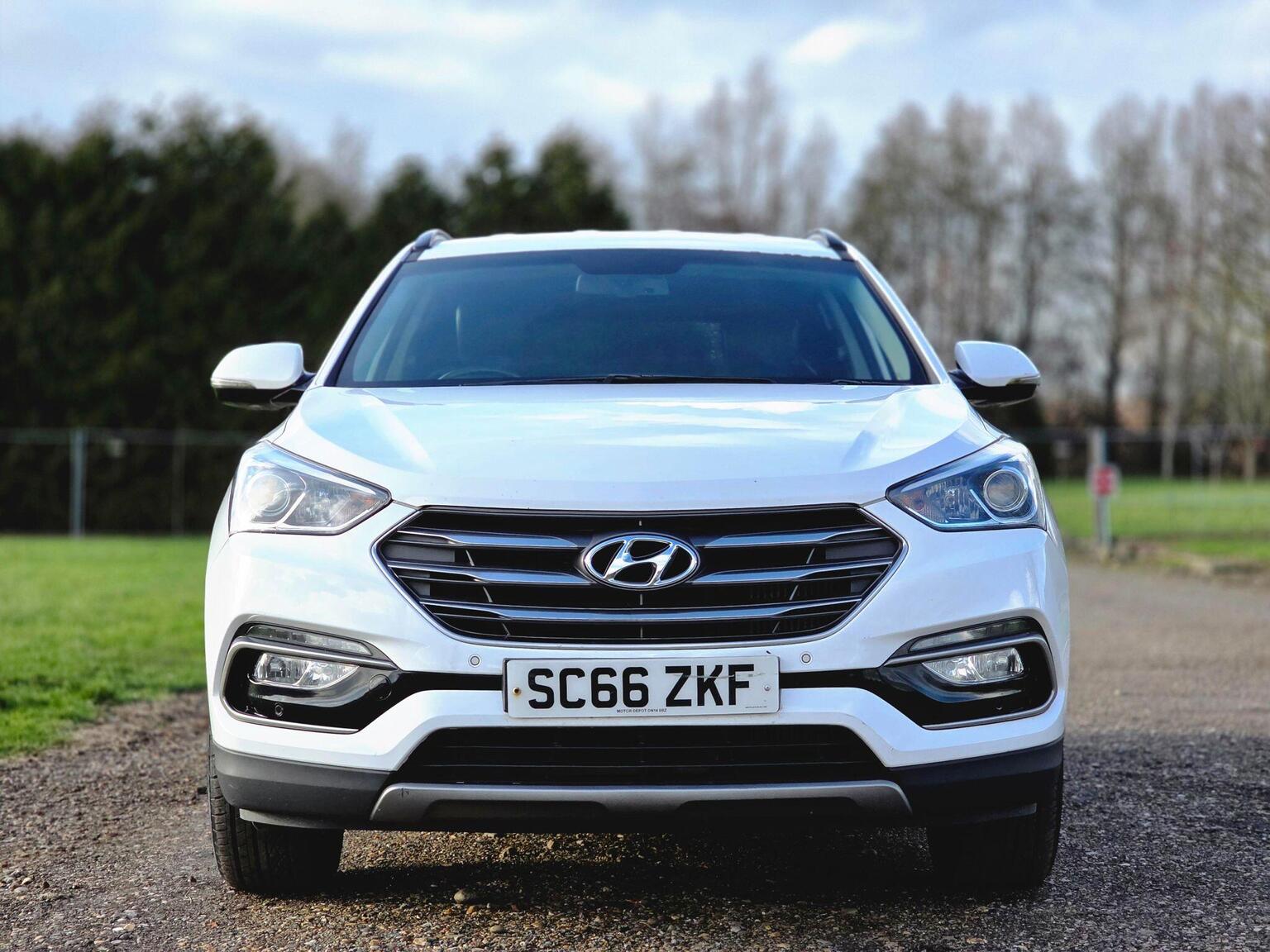 2017 Hyundai Santa Fe image 2