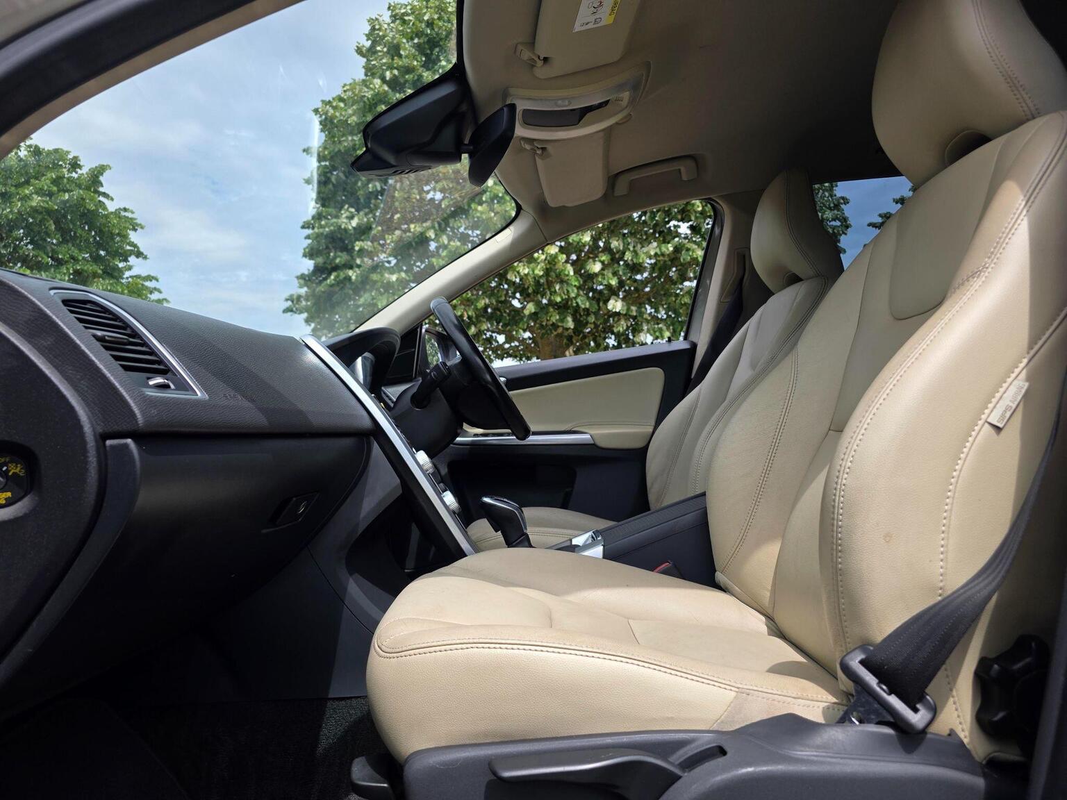 2015 Volvo XC60 image 24
