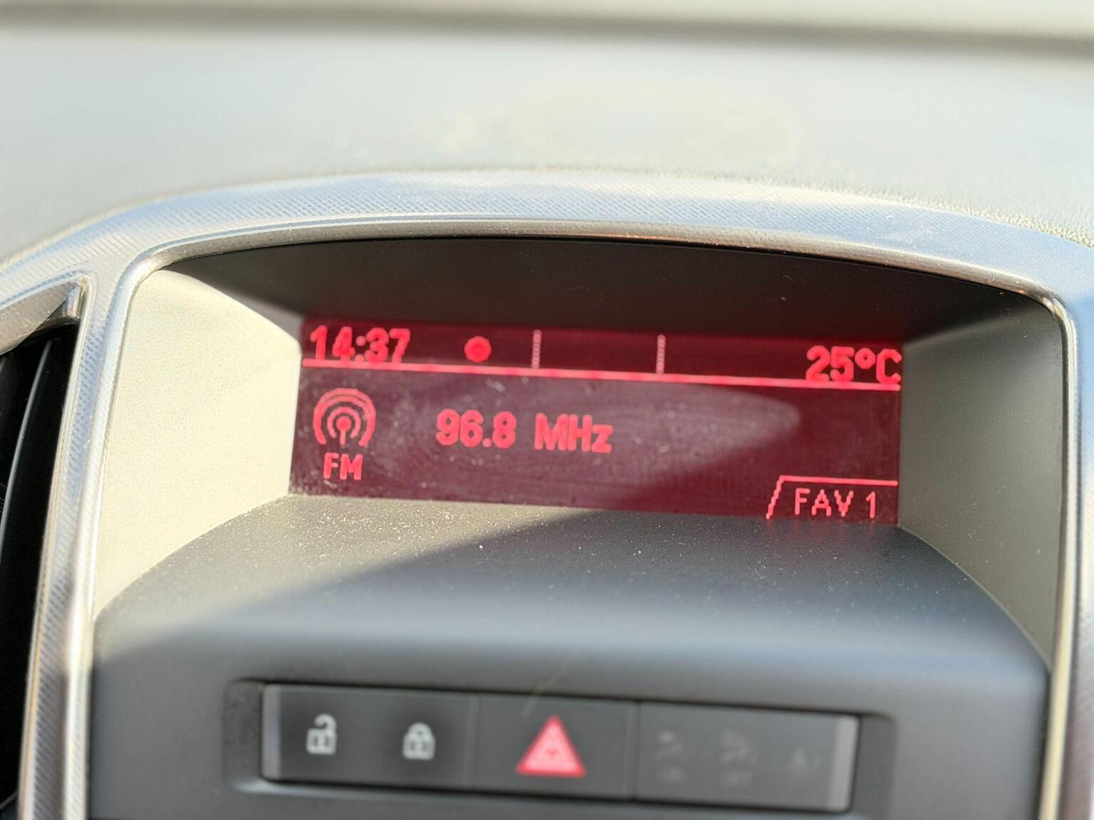 2011 Vauxhall Astra image 40