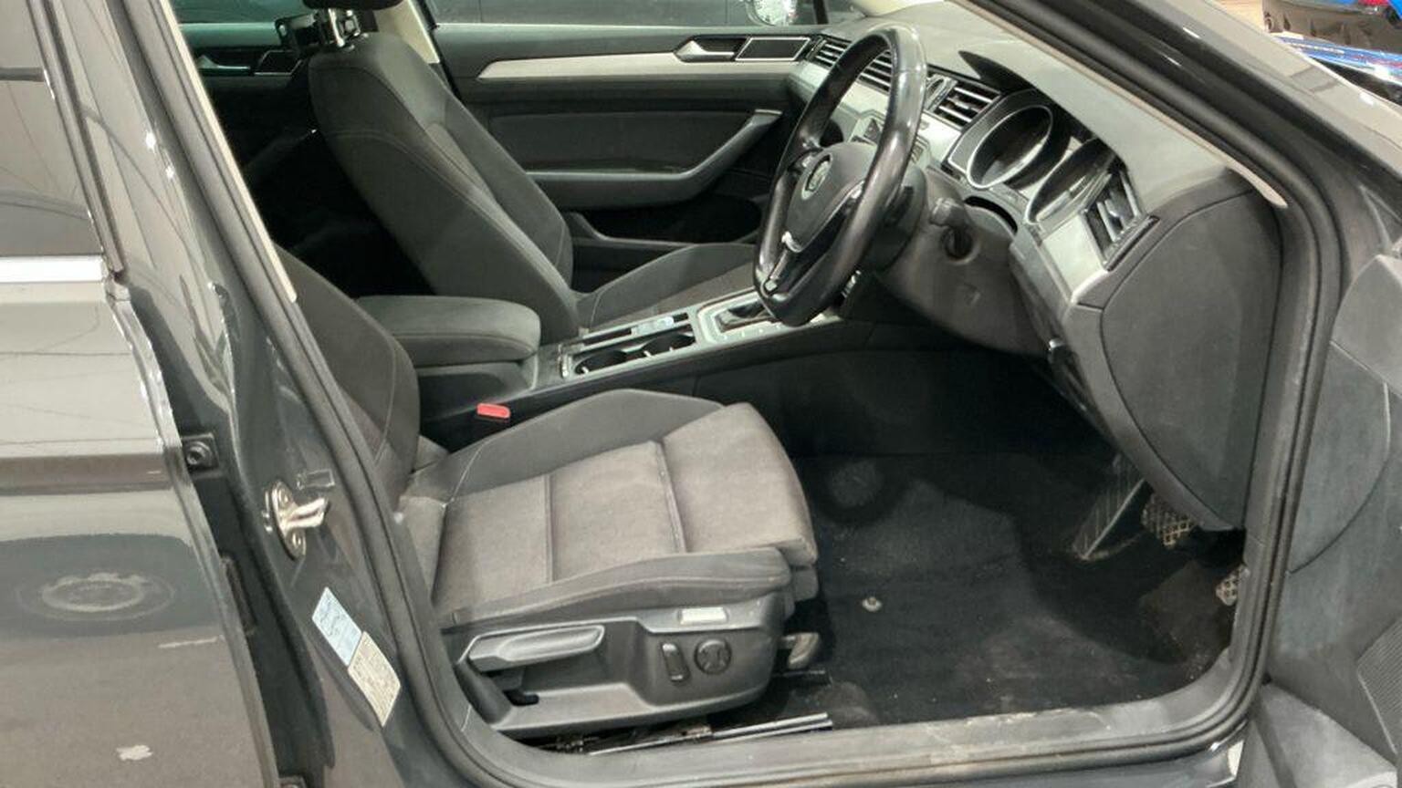 2019 Volkswagen Passat image 12