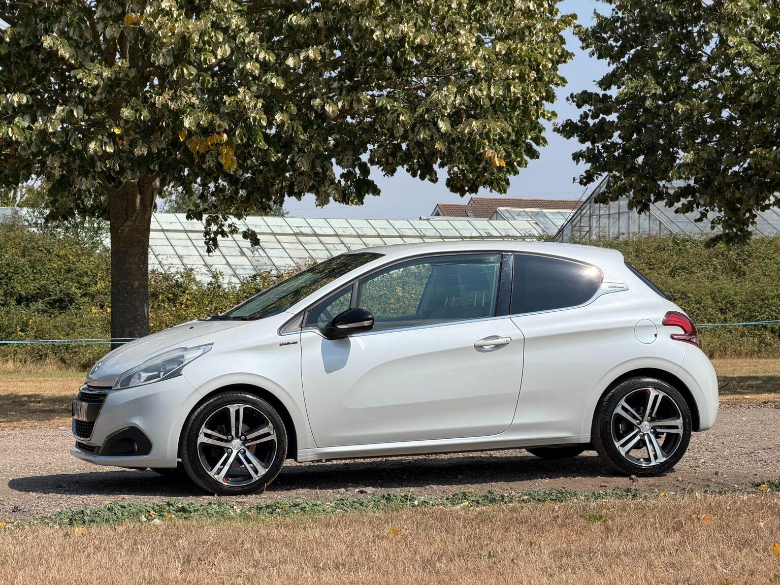 2015 Peugeot 208 image 16