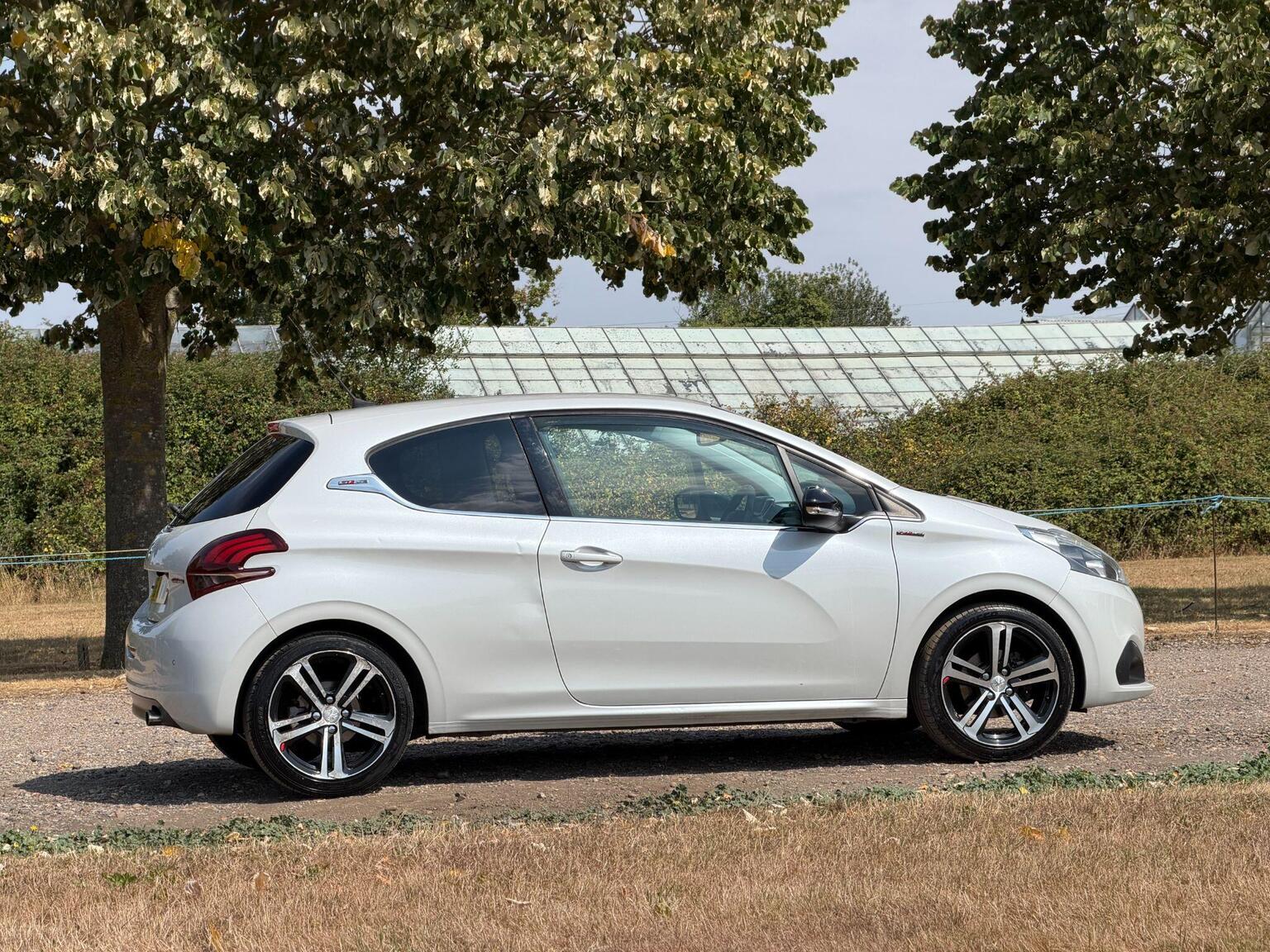 2015 Peugeot 208 image 4