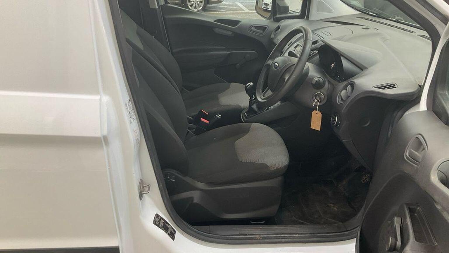 2019 Ford Transit Courier image 12
