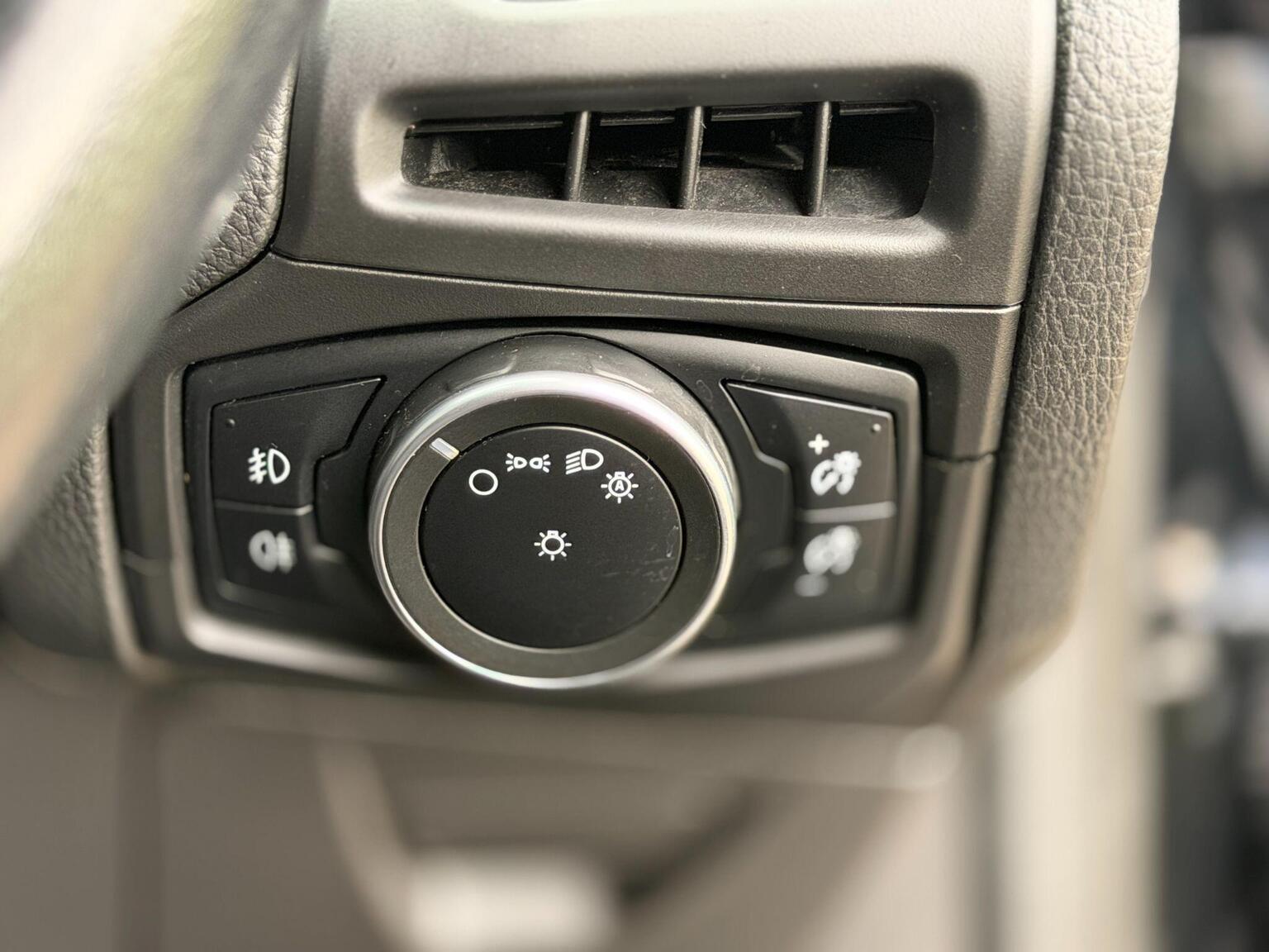 2016 Ford Focus image 32