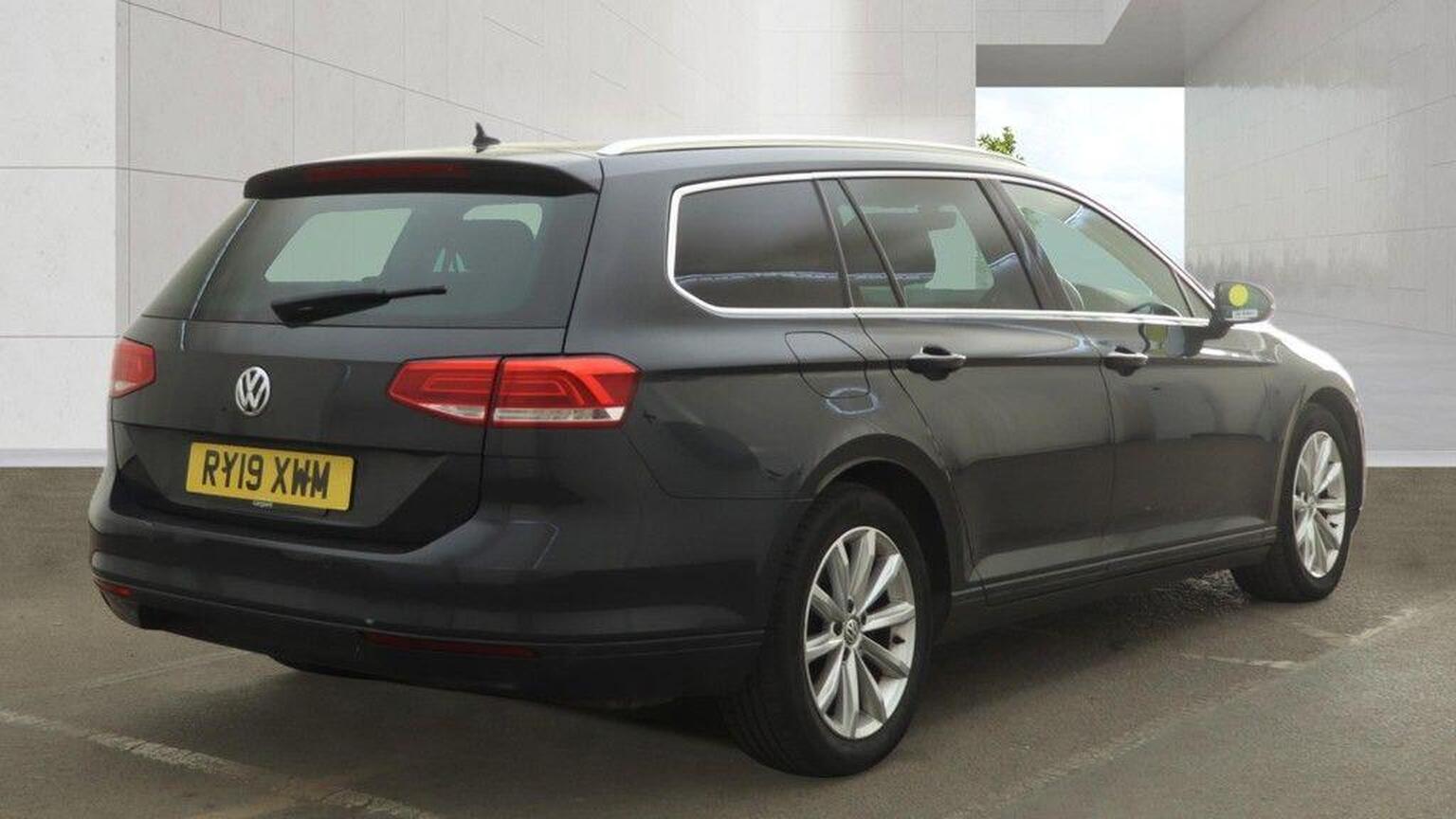 2019 Volkswagen Passat image 3