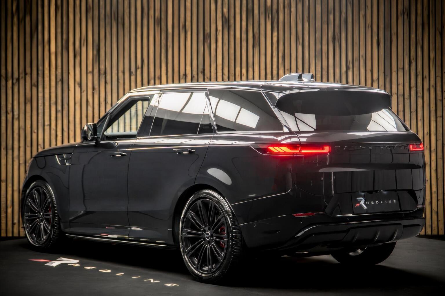 2024 Land Rover Range Rover Sport D300 Dynamic SE — photograph 3