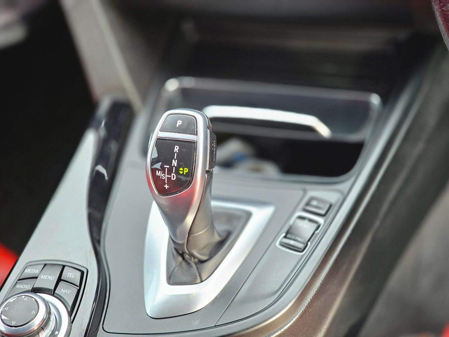 2017 BMW 3 Series image 35