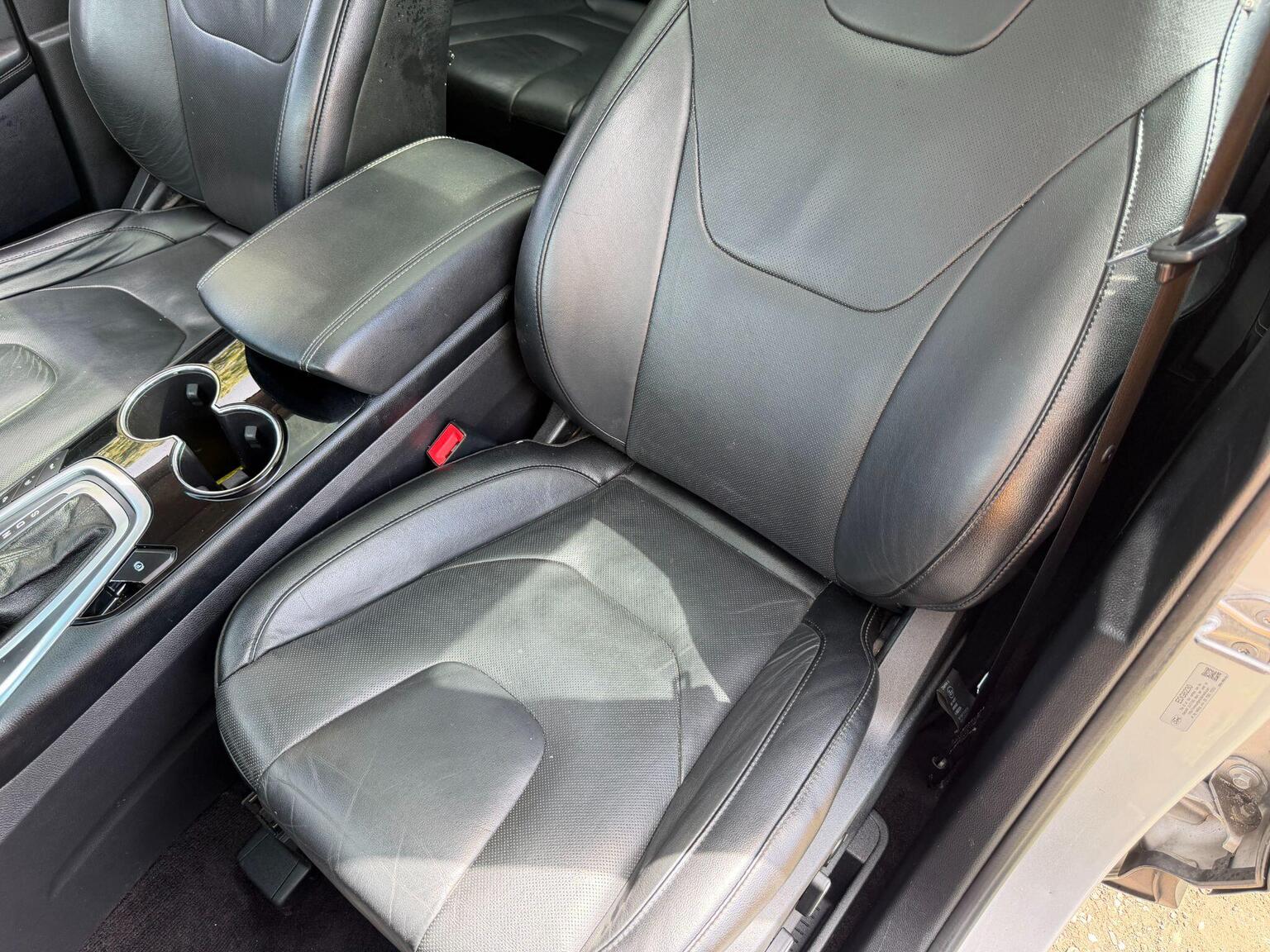 2018 Ford Edge image 32