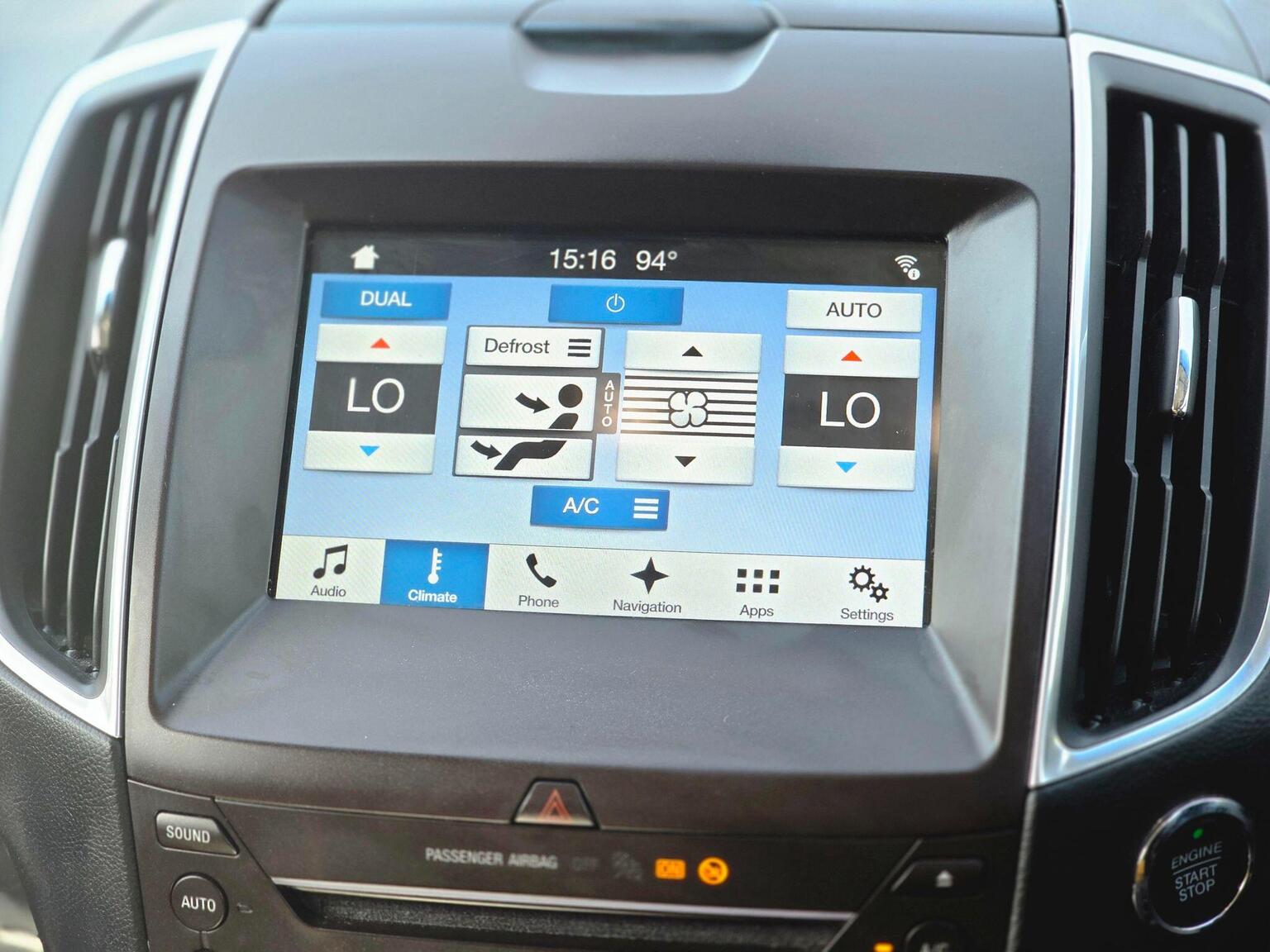 2017 Ford Edge image 40
