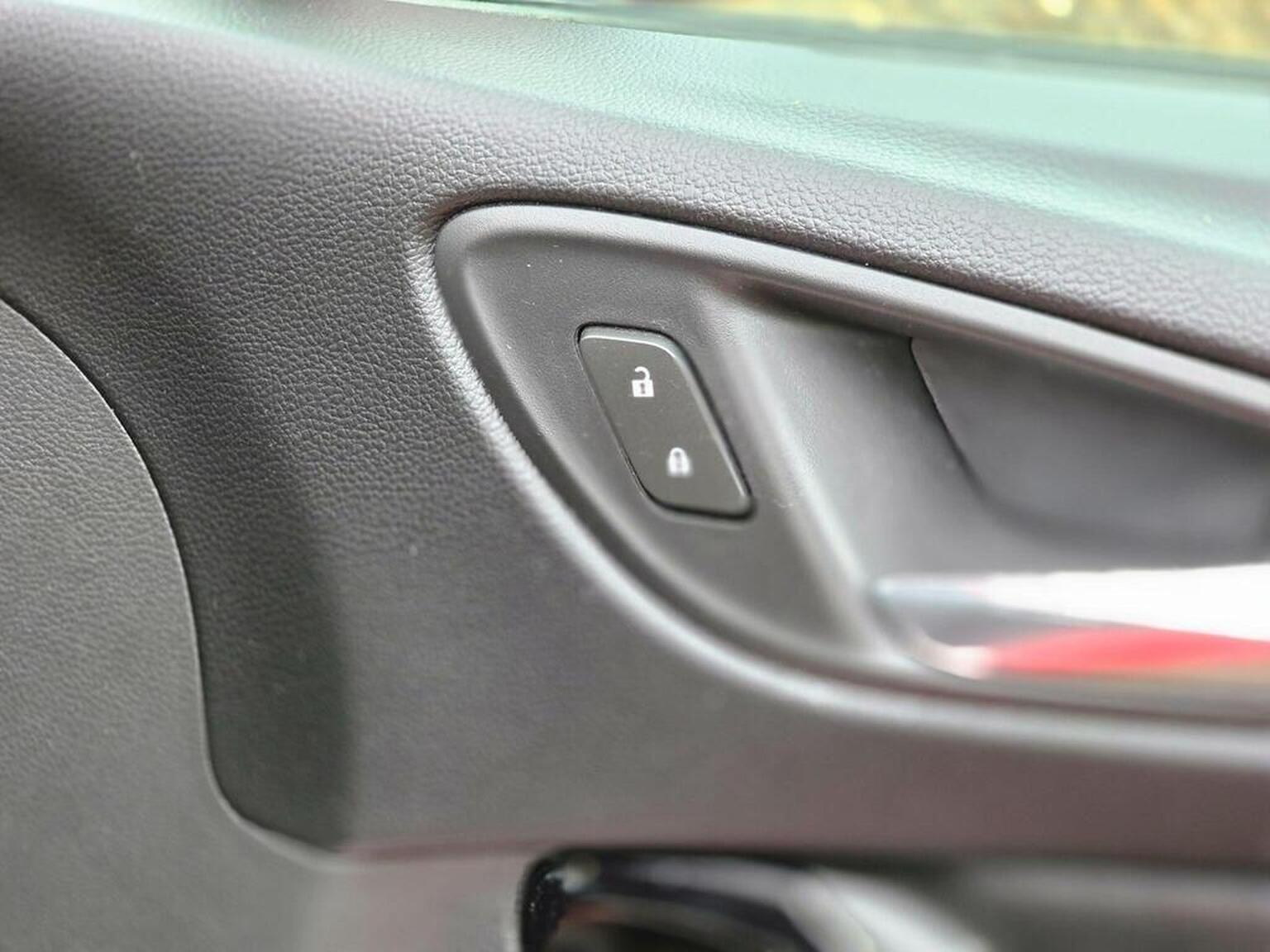 2016 Vauxhall Astra image 41