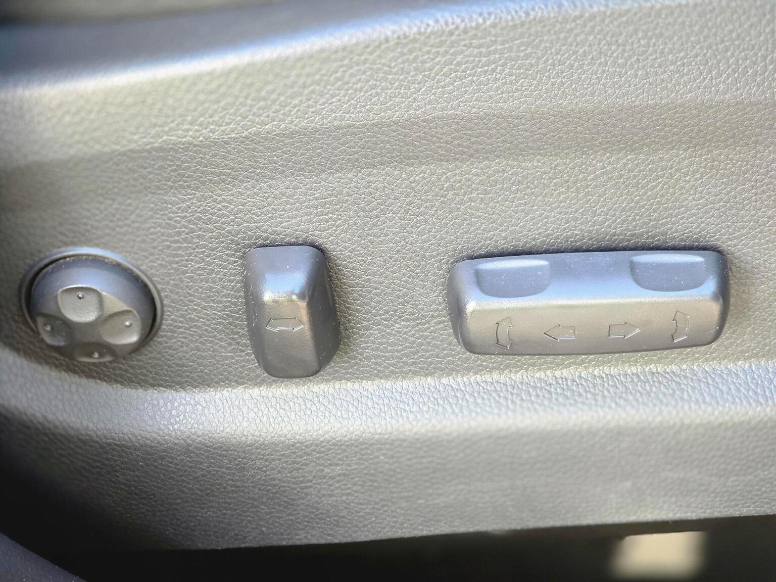 2017 Hyundai Santa Fe image 38