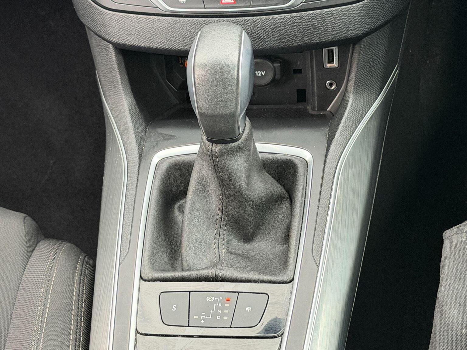 2017 Peugeot 308 image 39