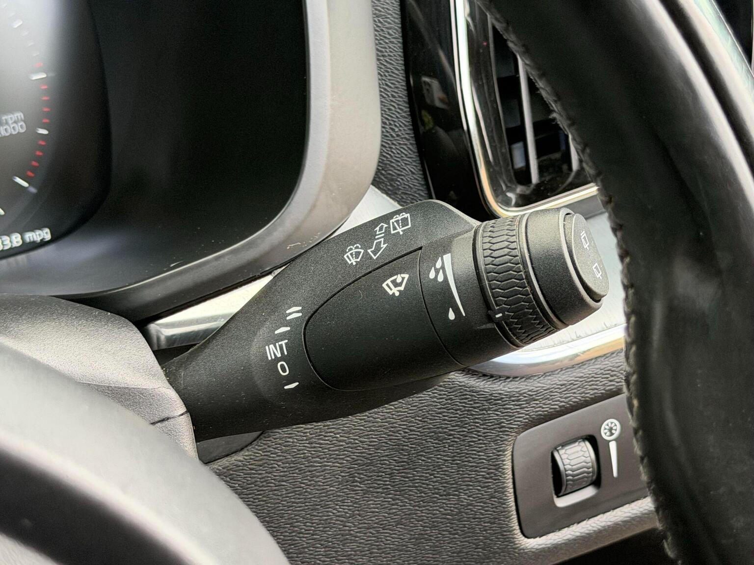 2018 Volvo XC60 image 36