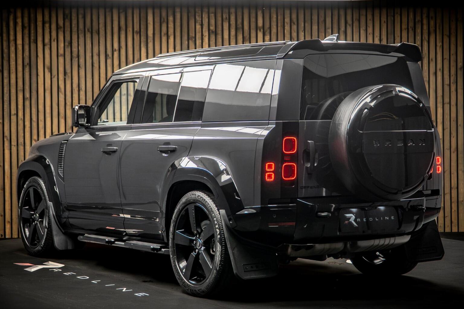 2024 Land Rover Defender 110 X-Dynamic HSE — photograph 3
