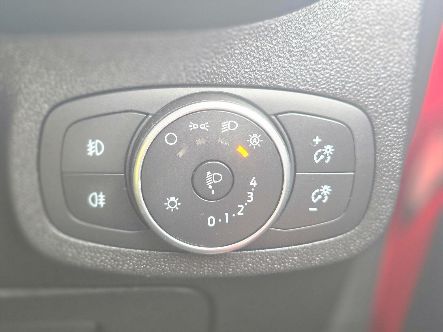 2017 Ford Fiesta image 32