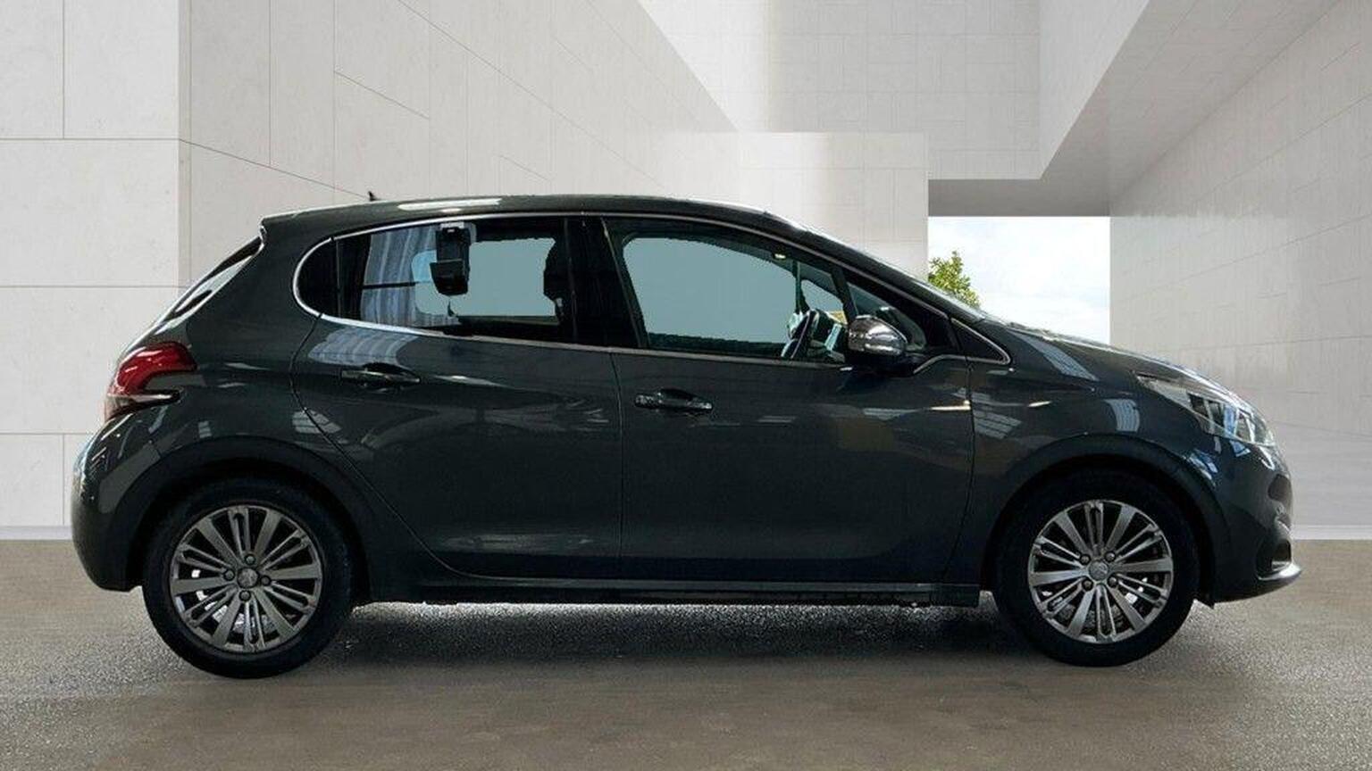 2017 Peugeot 208 image 2