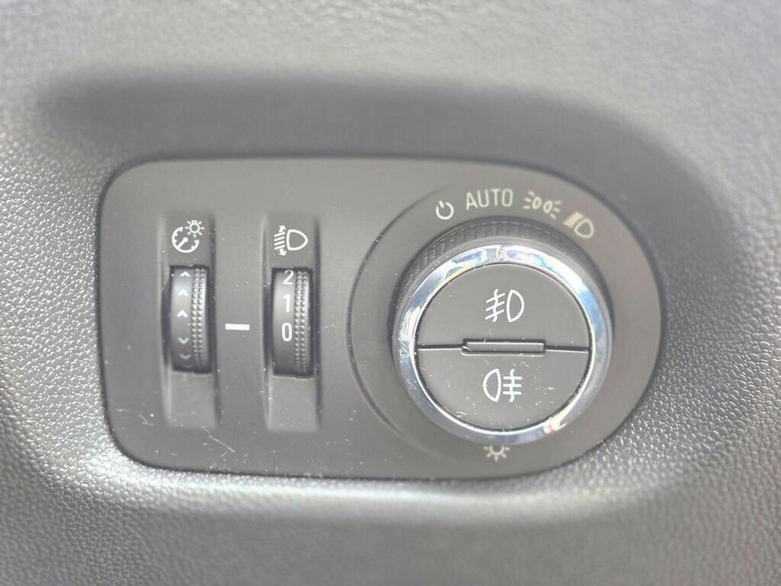 2013 Vauxhall Corsa image 29