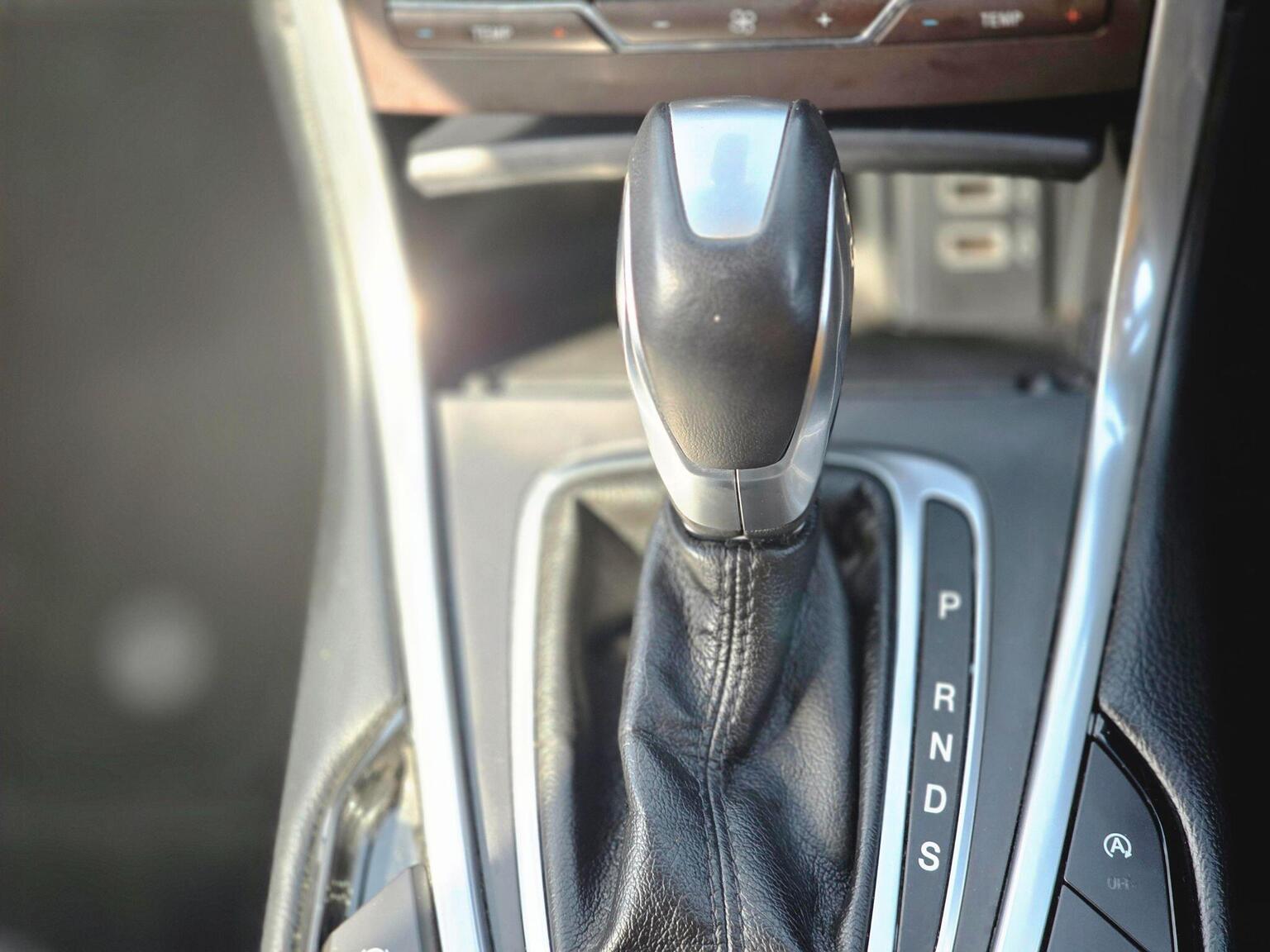 2017 Ford Edge image 28
