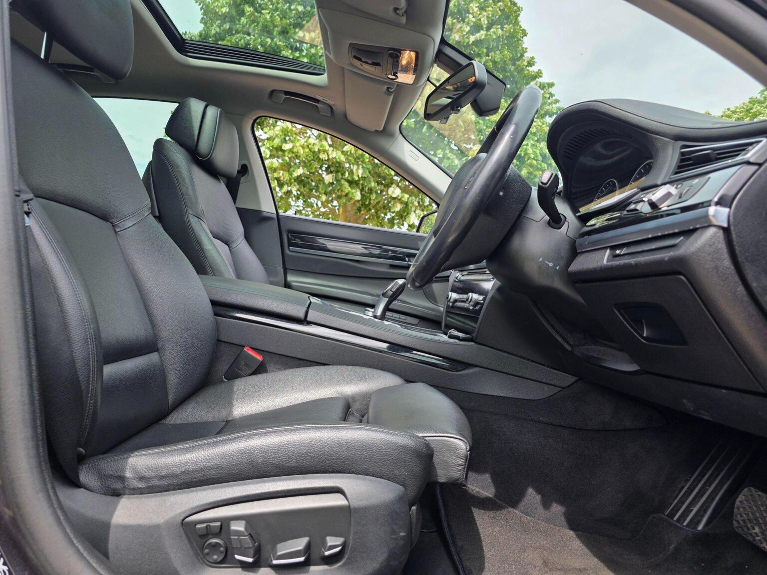 2013 BMW 7 Series image 21