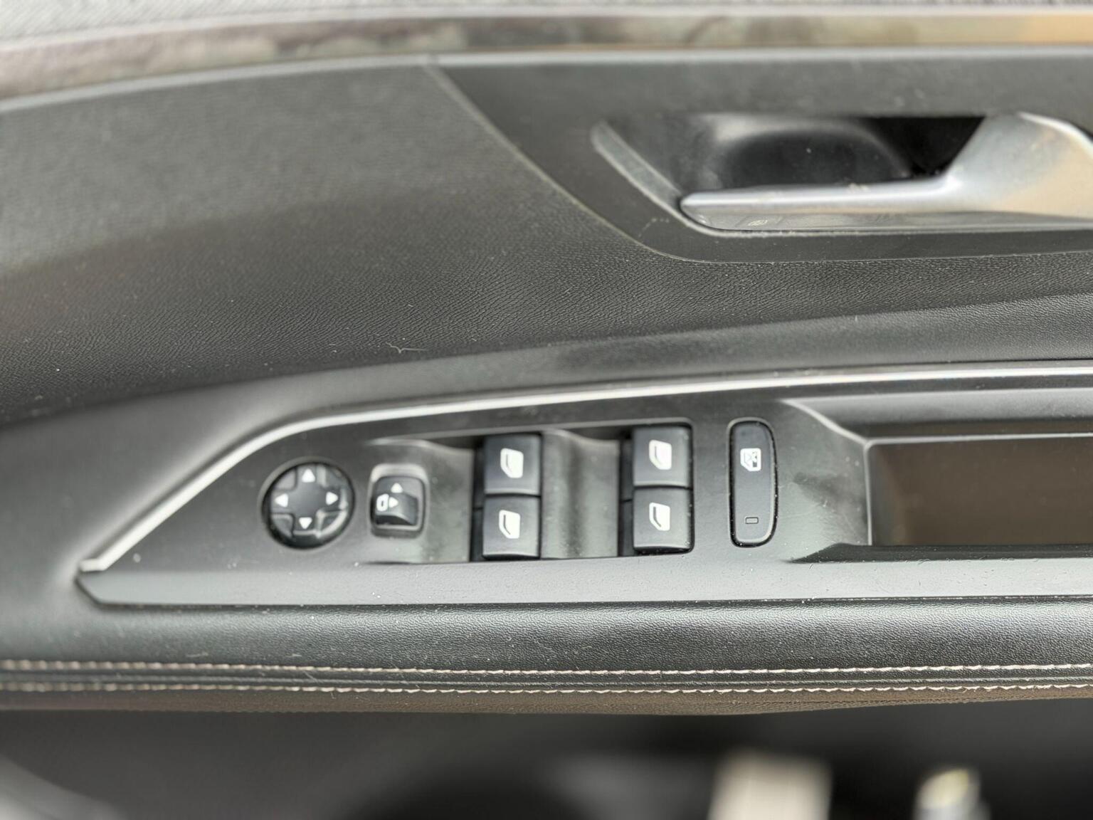 2018 Peugeot 3008 image 34