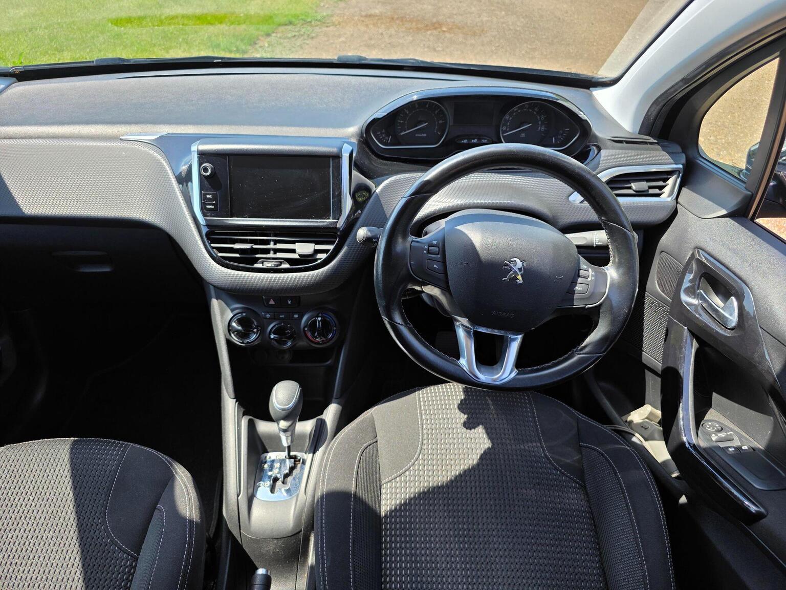 2017 Peugeot 208 image 28