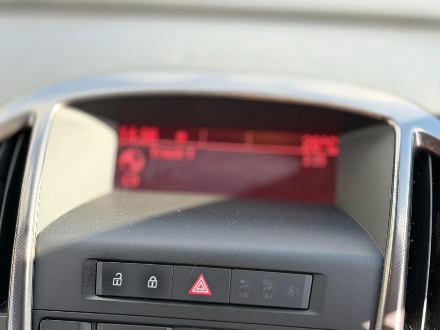 2011 Vauxhall Astra image 32