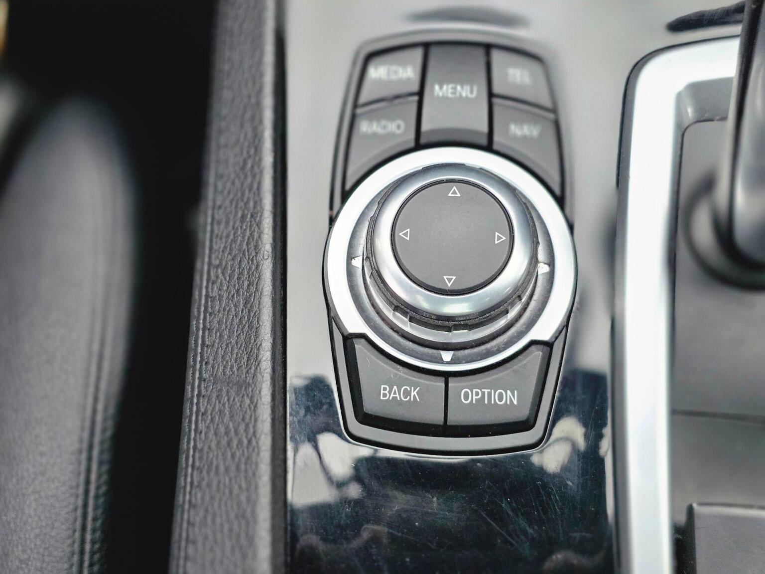 2013 BMW 7 Series image 35