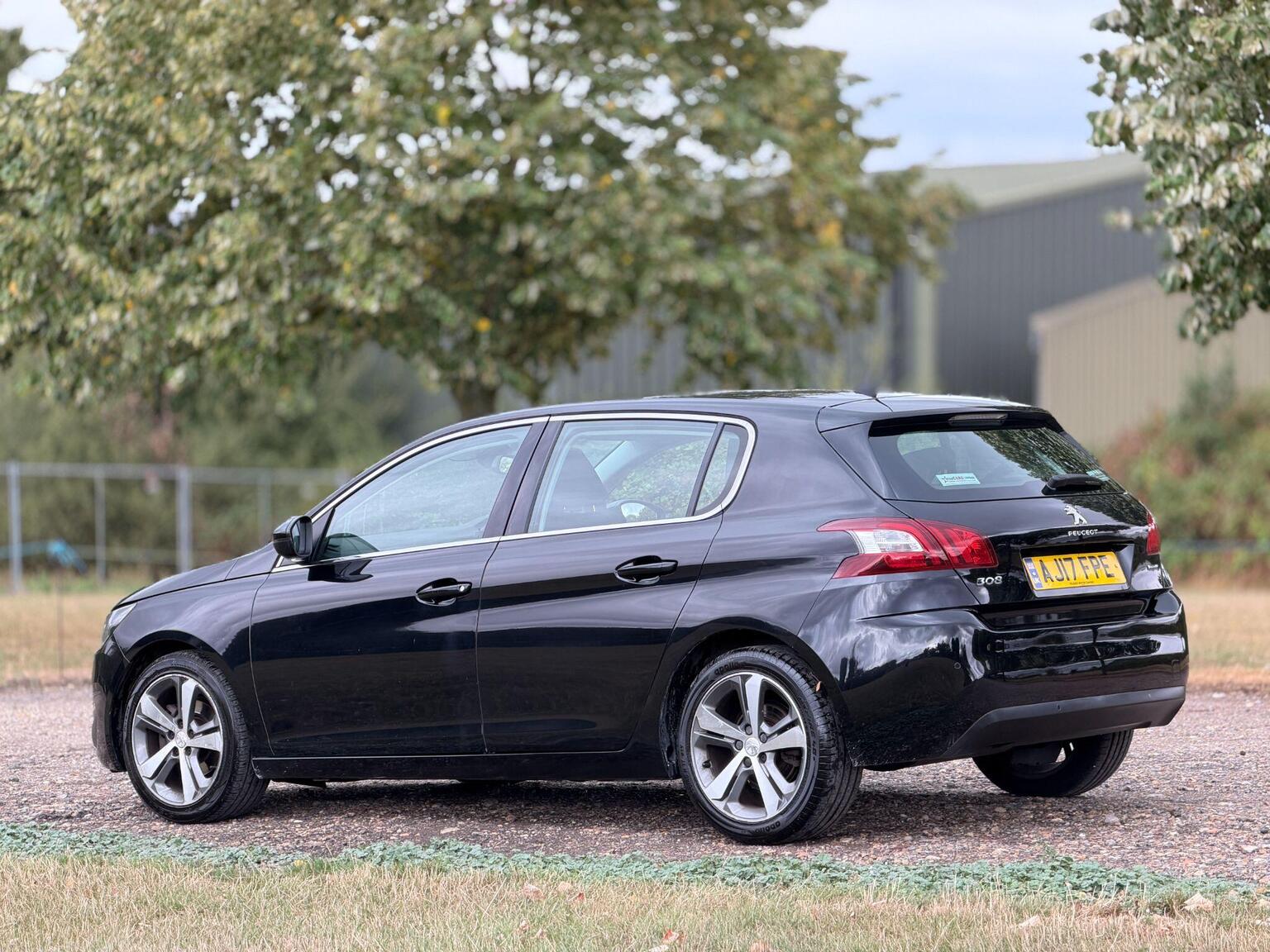2017 Peugeot 308 image 11