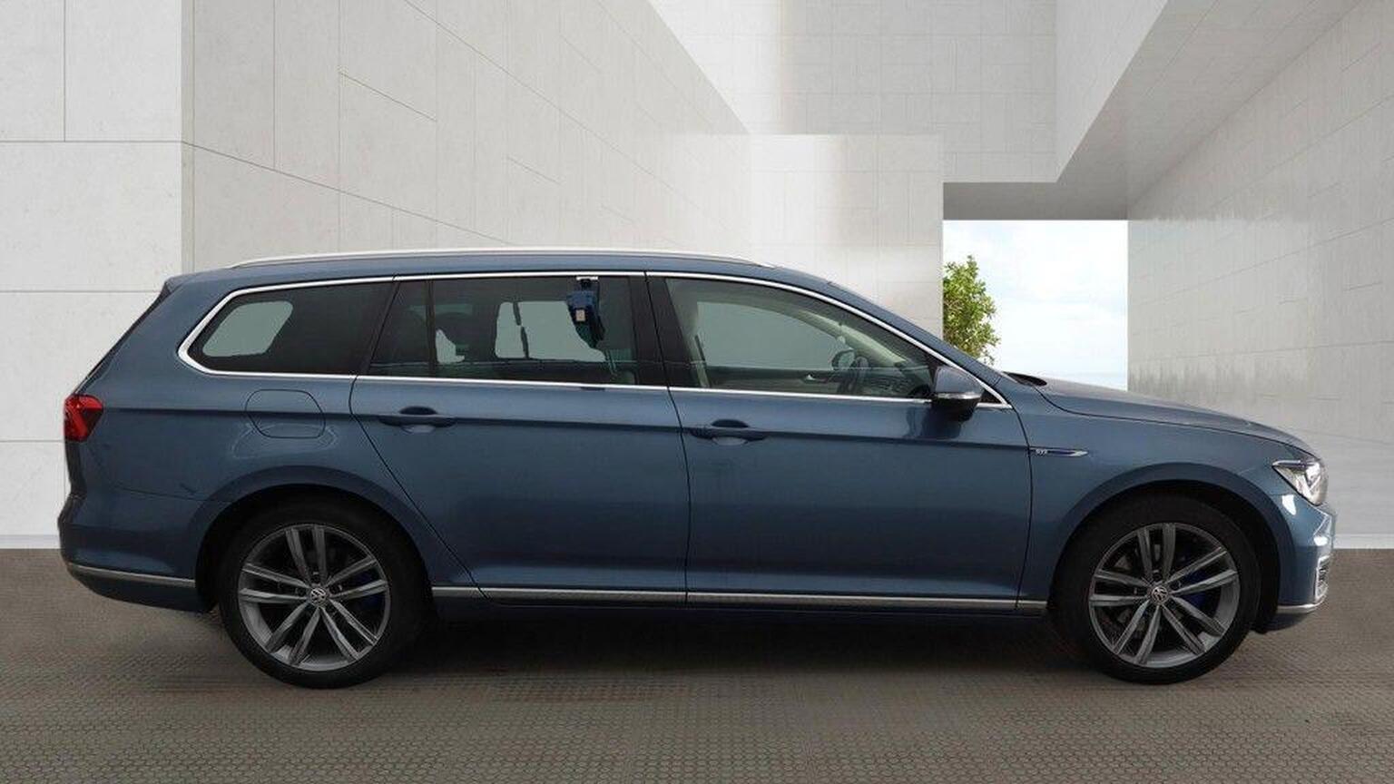 2017 Volkswagen Passat image 2
