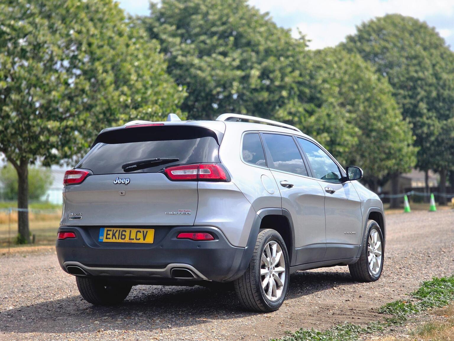 2016 Jeep Cherokee image 8