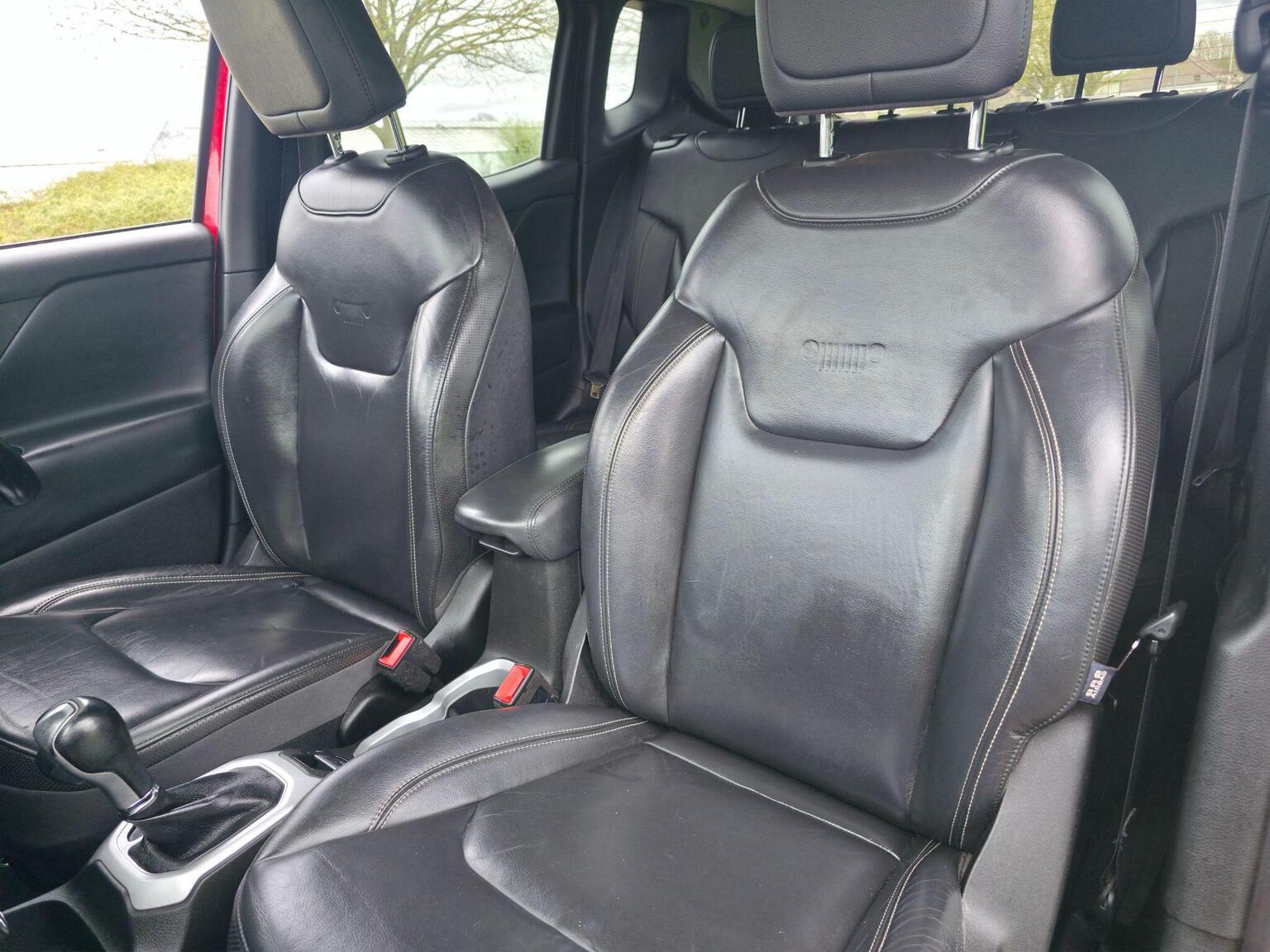 2017 Jeep Renegade image 28