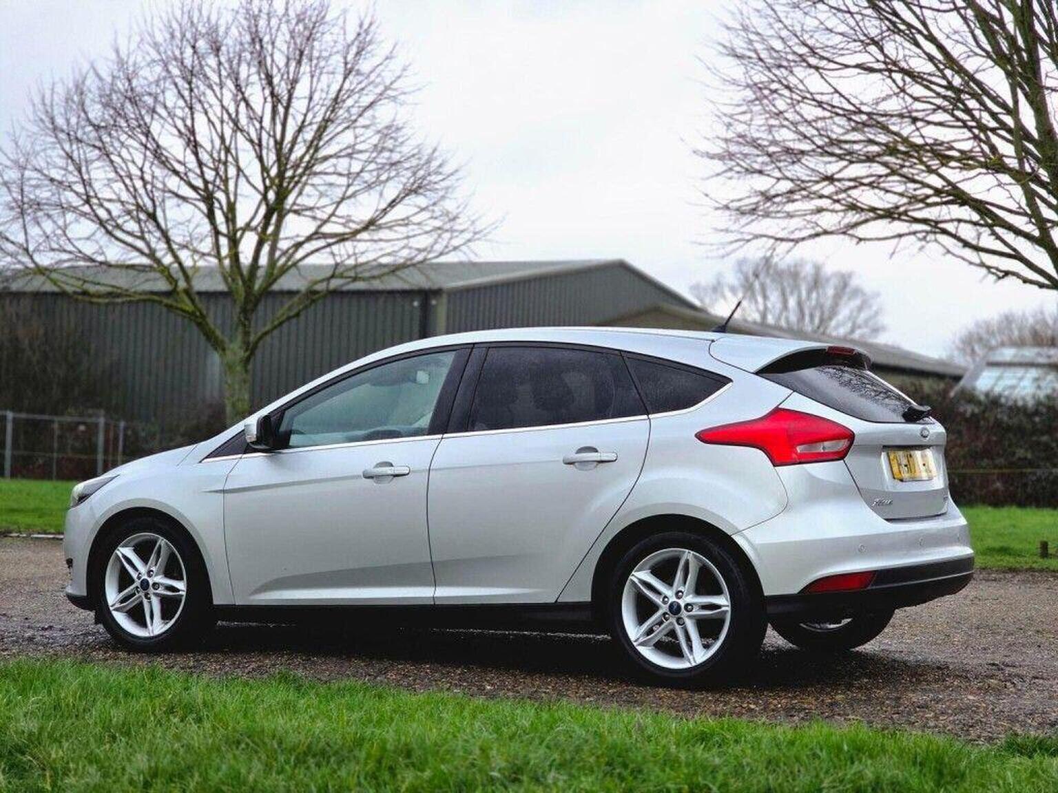 2017 Ford Focus image 12