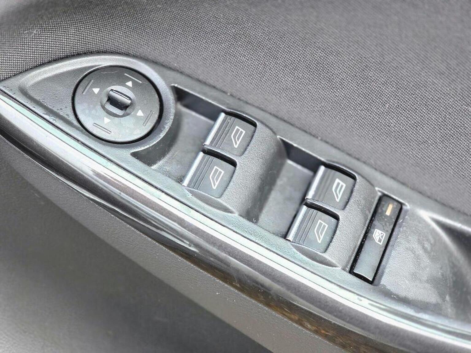 2017 Ford Focus image 43