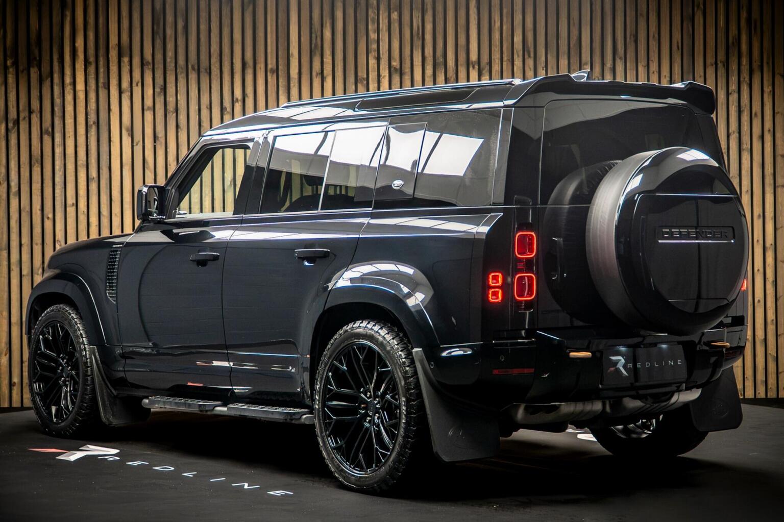 2023 Land Rover Defender 110 D250 X-Dynamic SE 4WD — photograph 3
