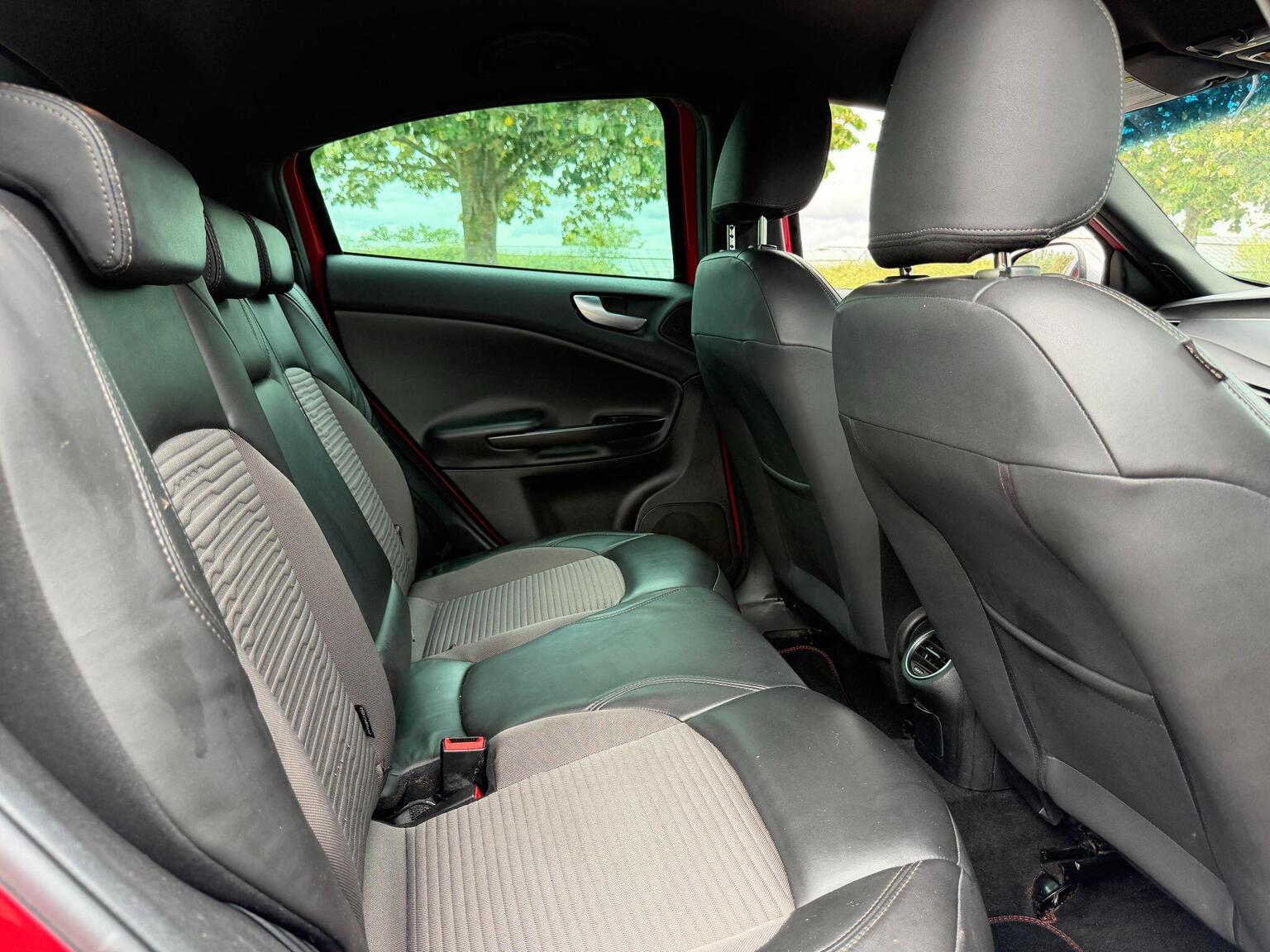 2014 Alfa Romeo Giulietta image 22