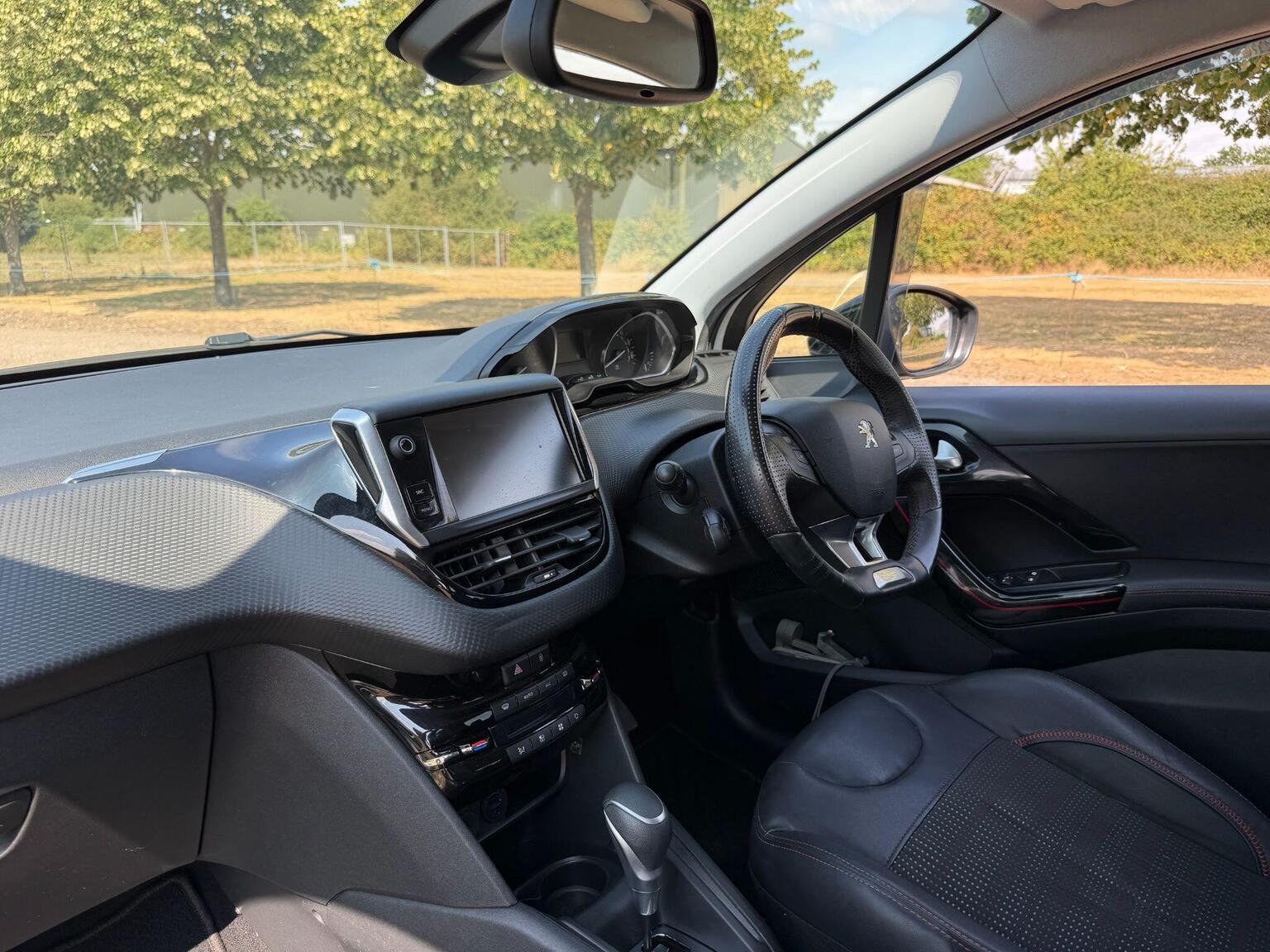 2015 Peugeot 208 image 26