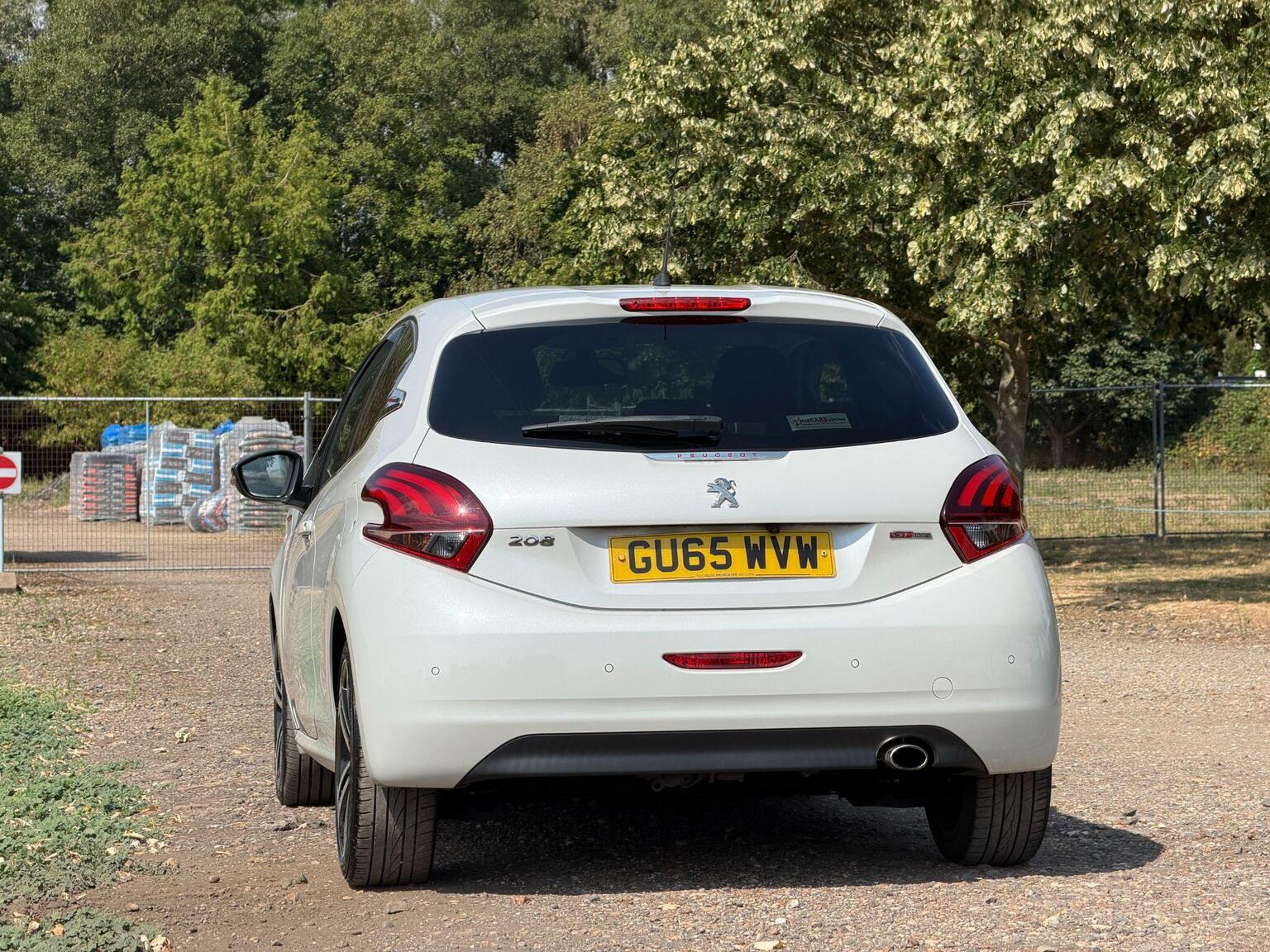 2015 Peugeot 208 image 11
