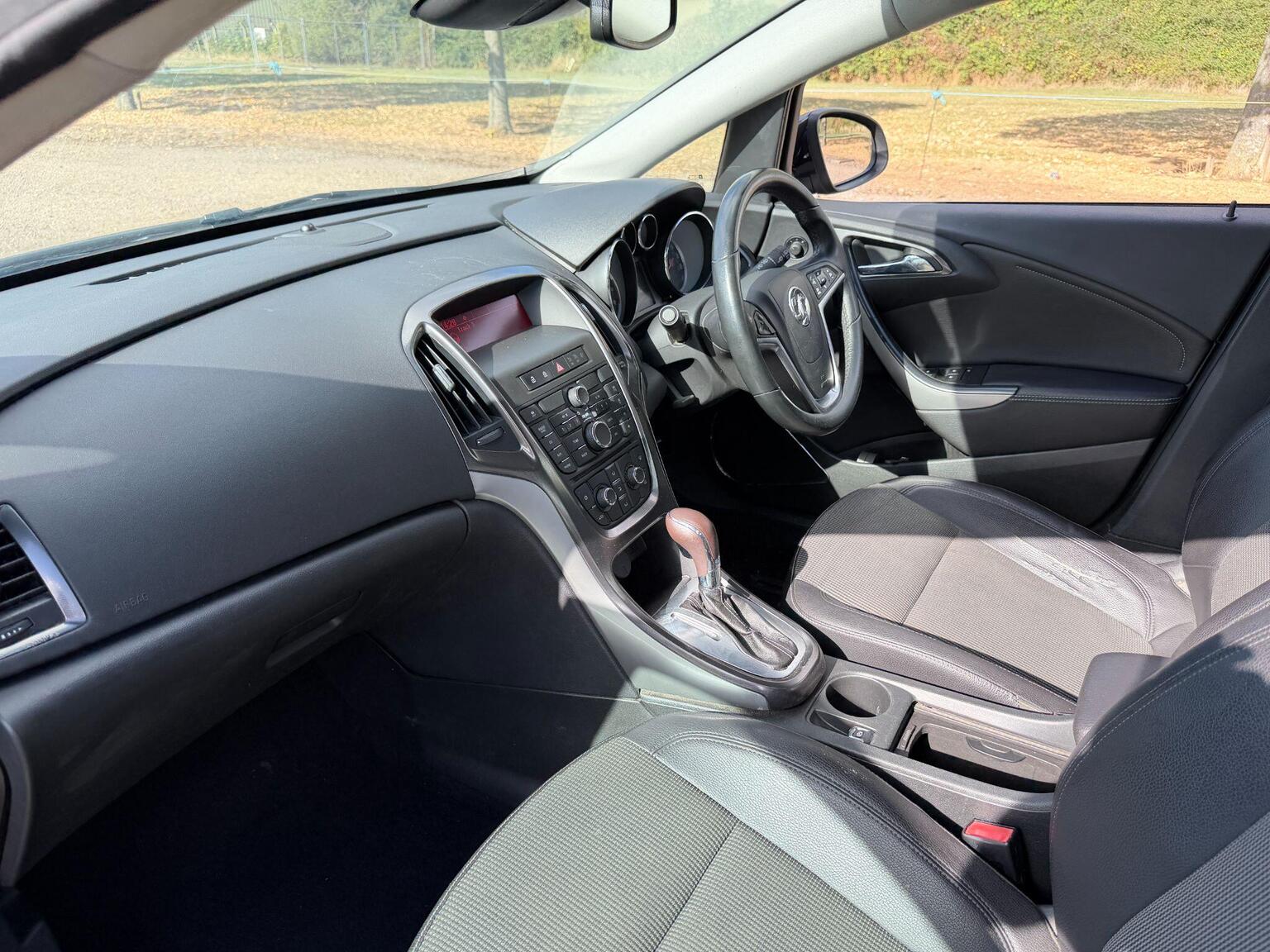 2011 Vauxhall Astra image 21