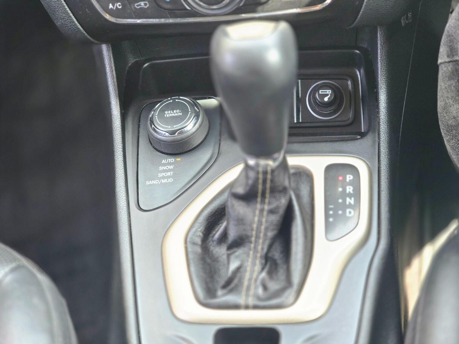 2016 Jeep Cherokee image 42