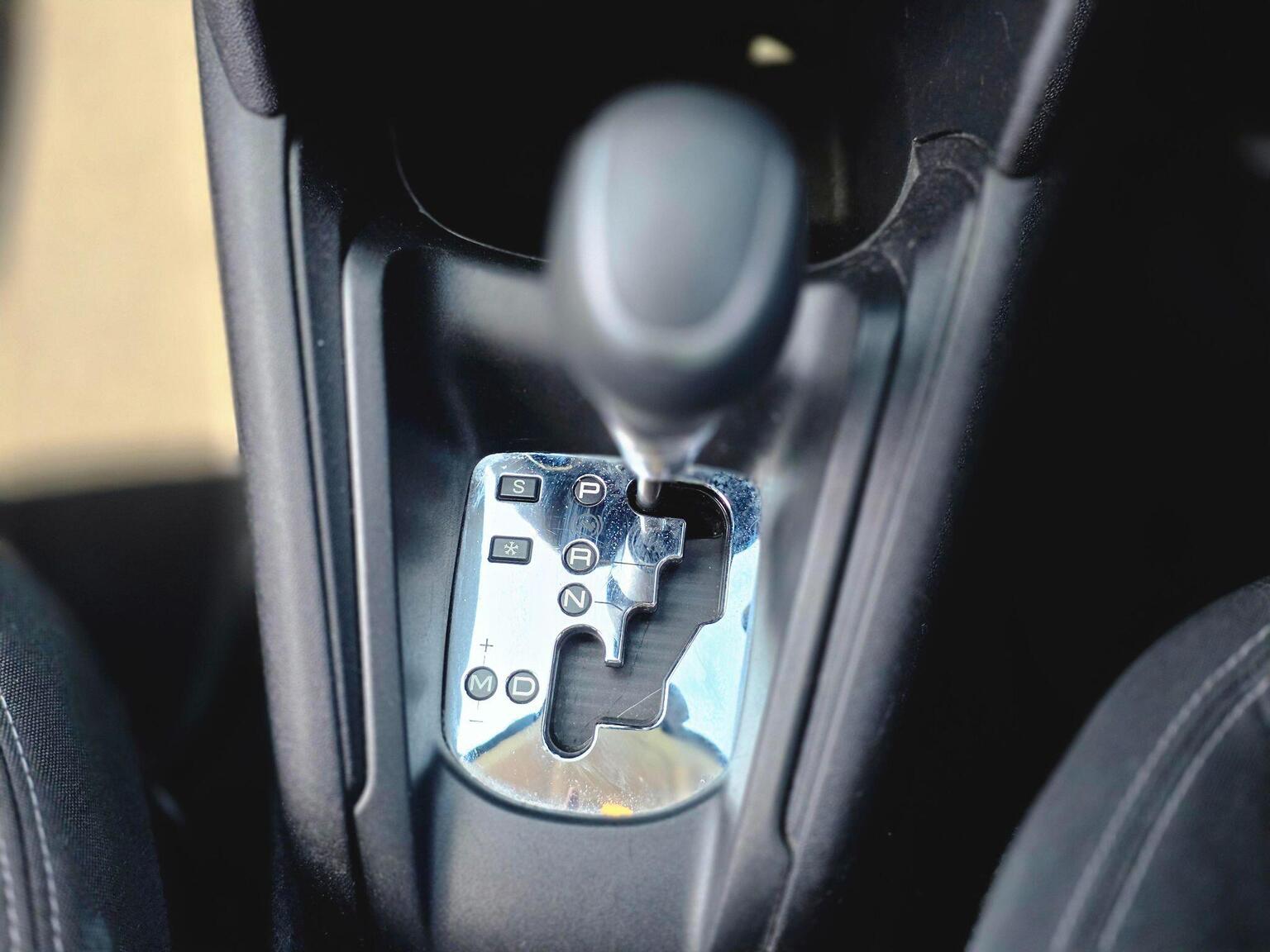2017 Peugeot 208 image 30
