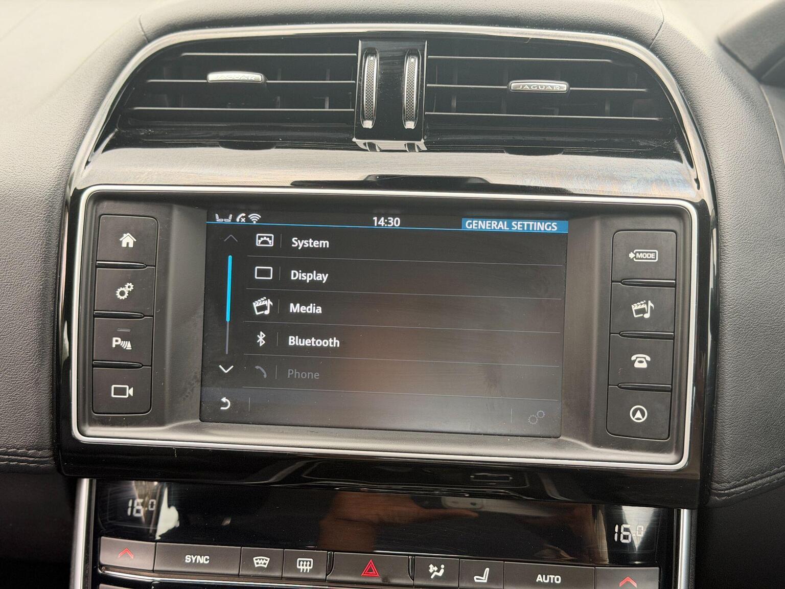 2016 Jaguar XE image 38
