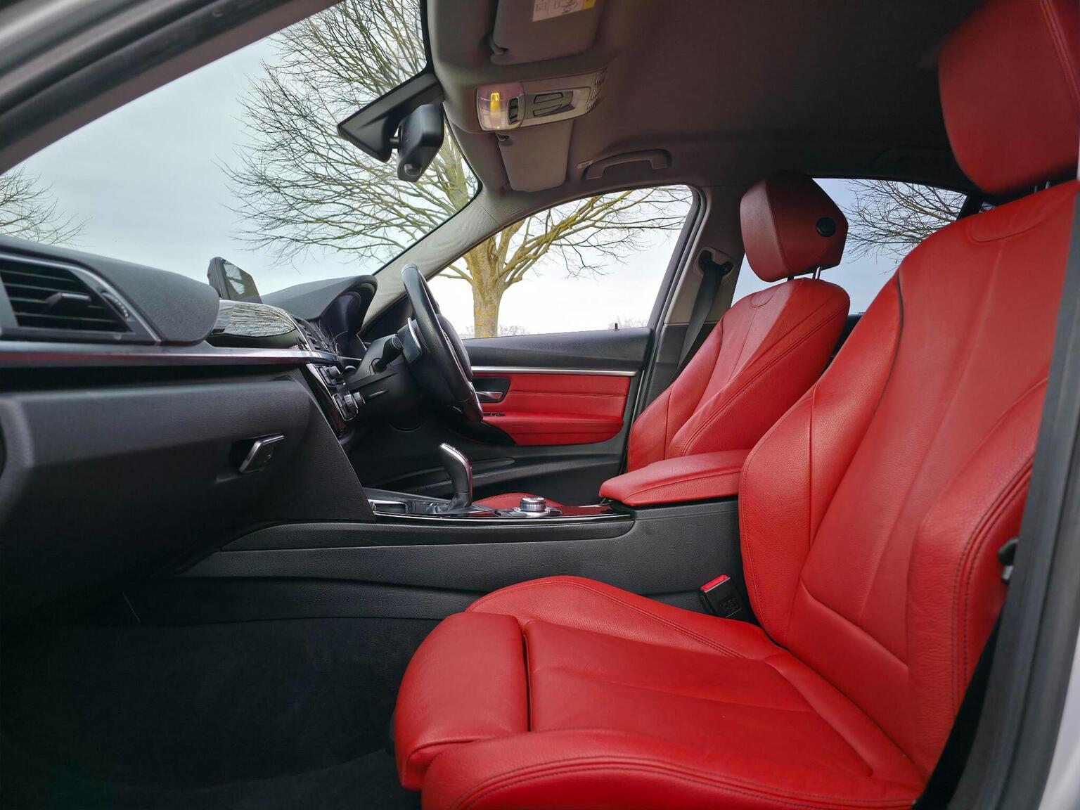 2017 BMW 3 Series image 24