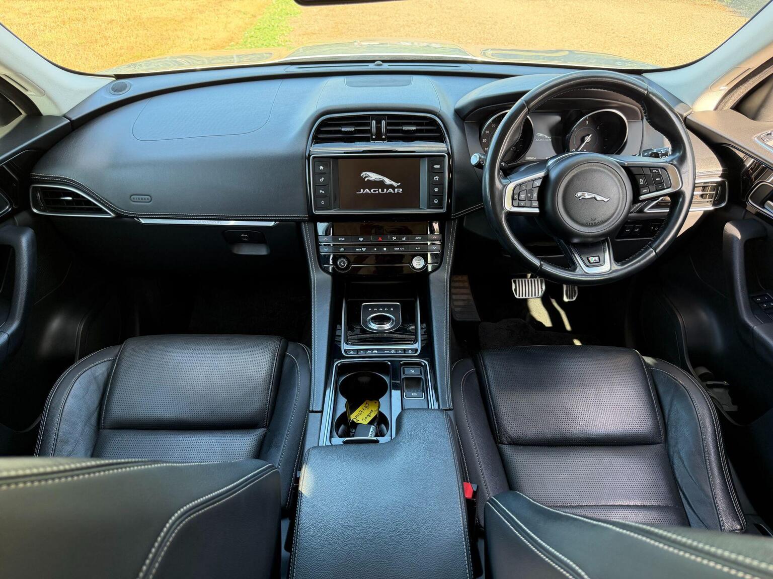 2018 Jaguar F-PACE image 32