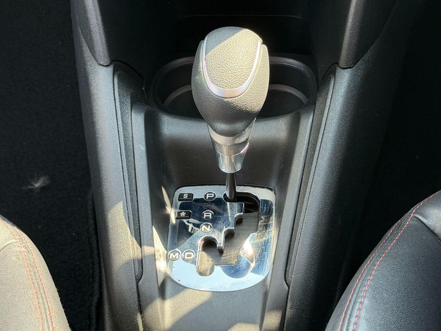 2015 Peugeot 208 image 37