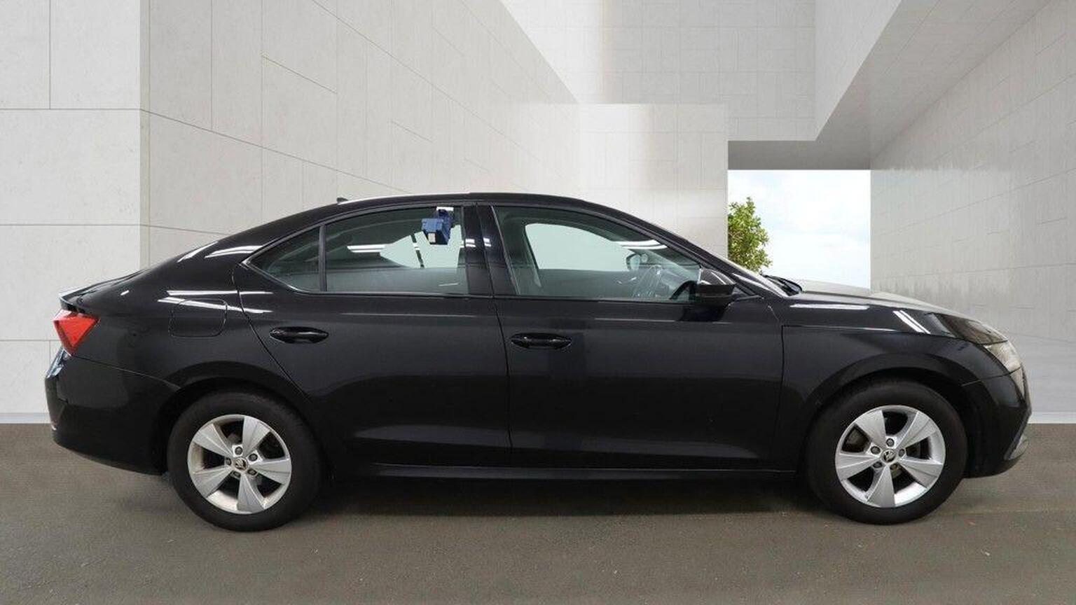 2021 Skoda Octavia image 2