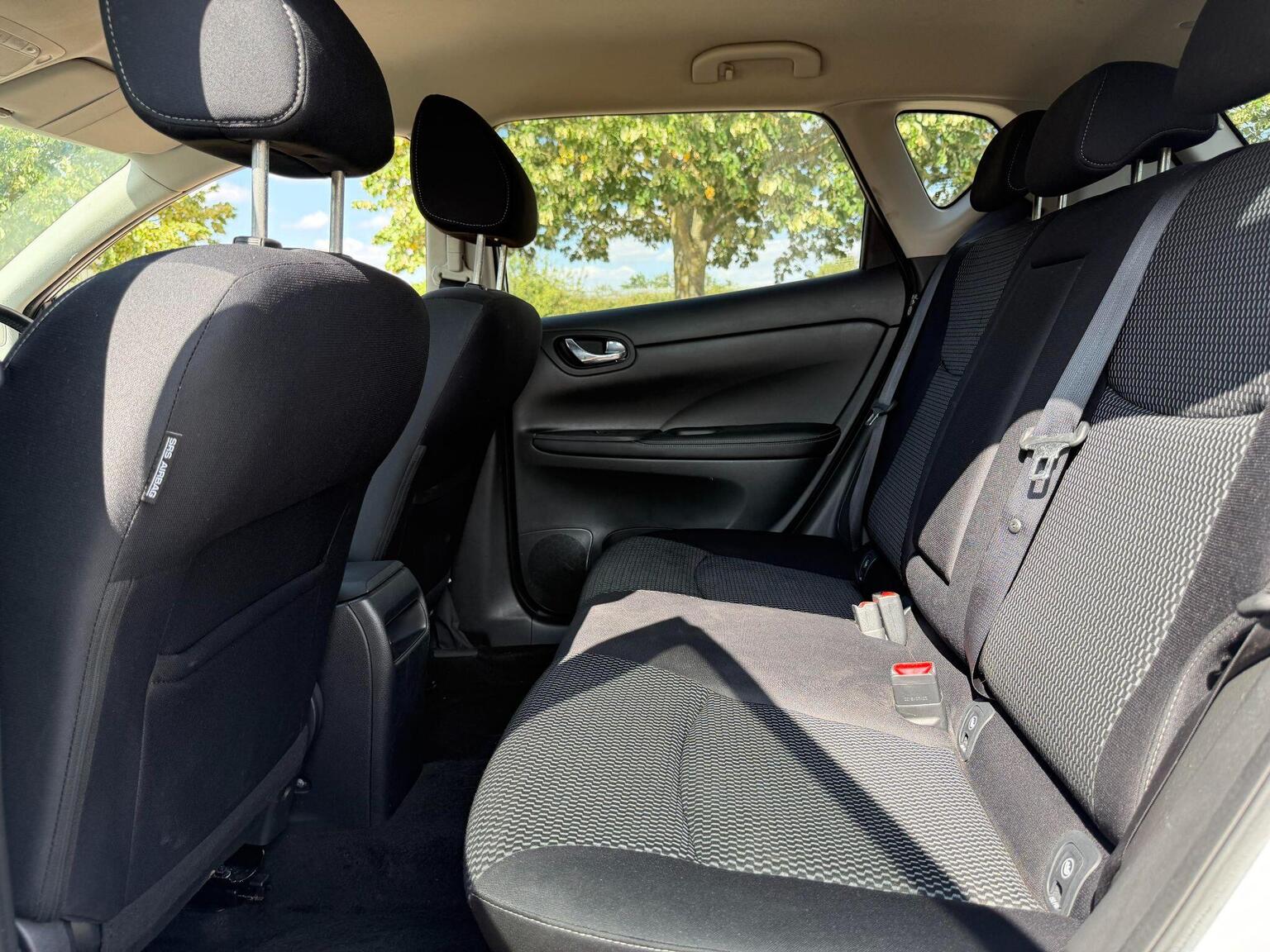 2016 Nissan Pulsar image 27