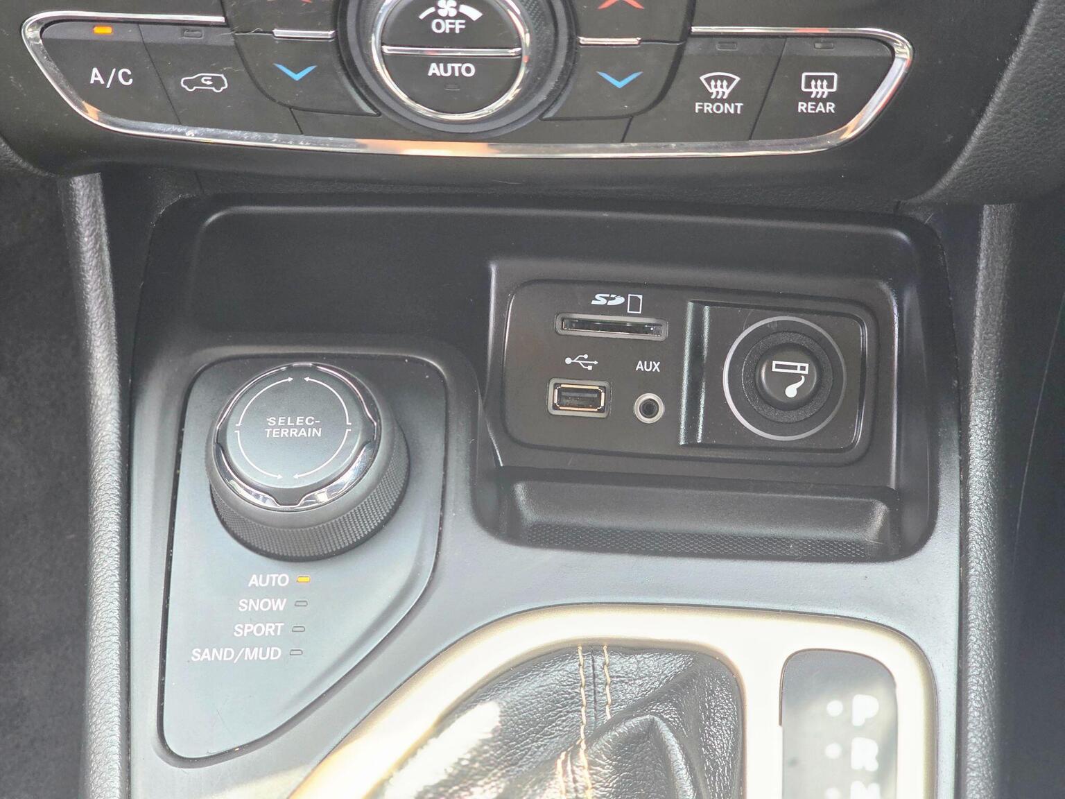 2016 Jeep Cherokee image 40